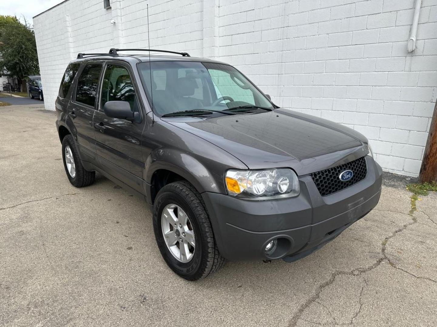 2006 GRAY FORD ESCAPE XLT (1FMYU931X6K) with an 3.0L engine, Automatic transmission, located at 1708 Broadway, Rockford, IL, 61104, (815) 397-5010, 42.252522, -89.069359 - Photo#3