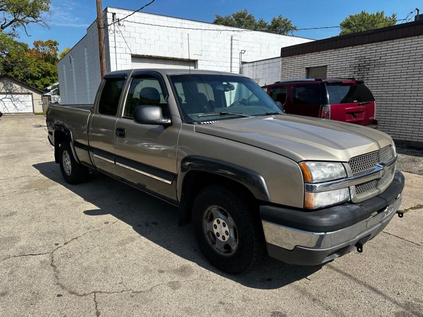 2004 GOLD CHEVROLET SILVERADO 1500 (1GCEK19Z24Z) with an 5.3L engine, Automatic transmission, located at 1708 Broadway, Rockford, IL, 61104, (815) 397-5010, 42.252522, -89.069359 - Photo#1