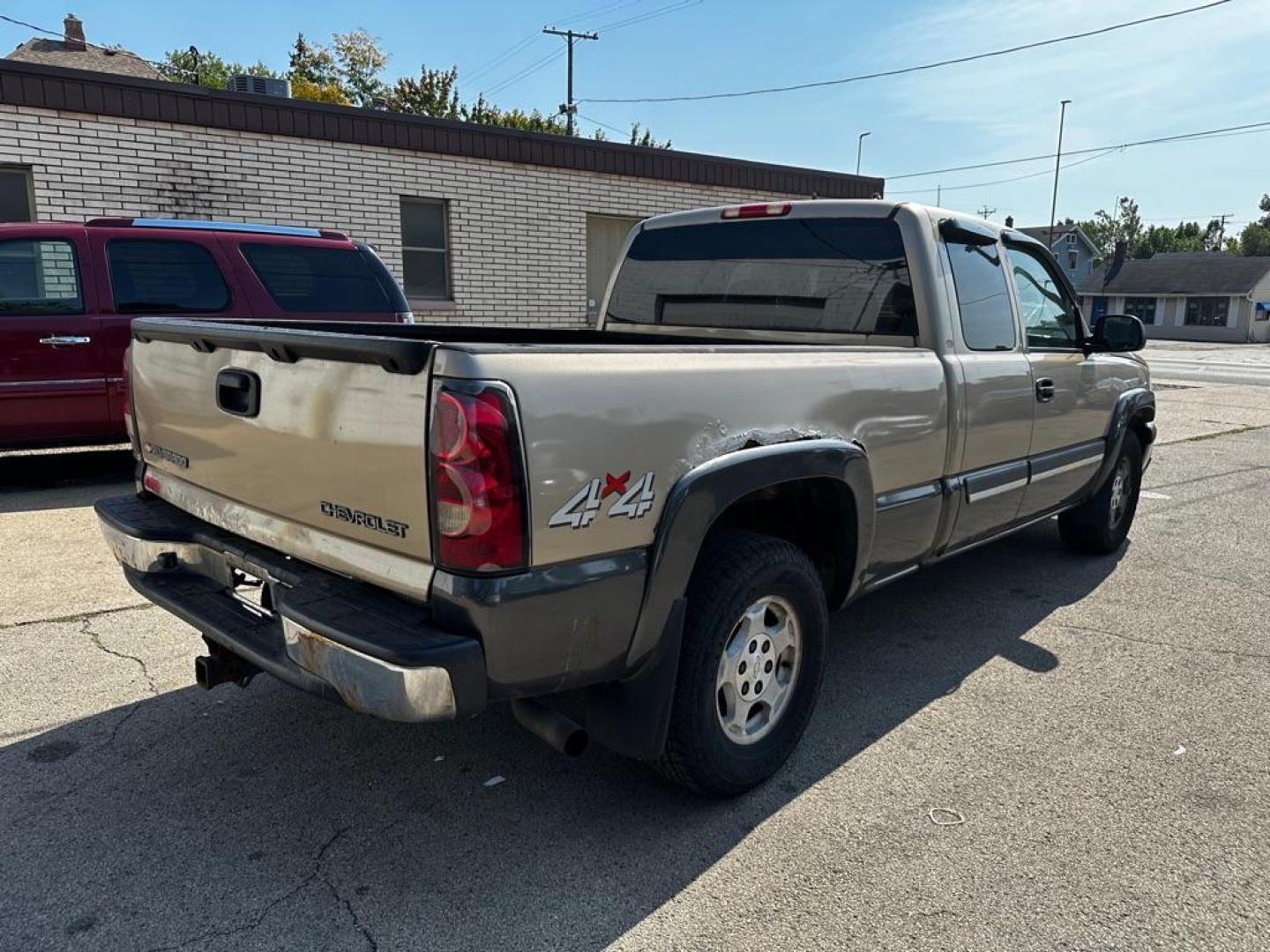 2004 GOLD CHEVROLET SILVERADO 1500 (1GCEK19Z24Z) with an 5.3L engine, Automatic transmission, located at 1708 Broadway, Rockford, IL, 61104, (815) 397-5010, 42.252522, -89.069359 - Photo#2