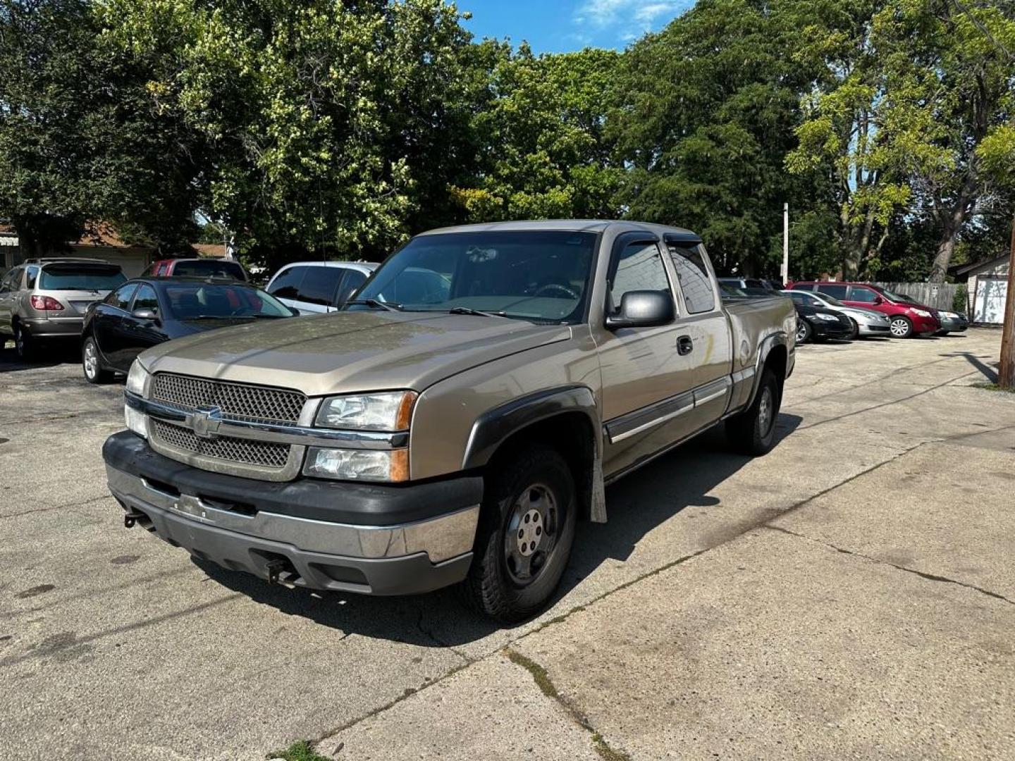 2004 GOLD CHEVROLET SILVERADO 1500 (1GCEK19Z24Z) with an 5.3L engine, Automatic transmission, located at 1708 Broadway, Rockford, IL, 61104, (815) 397-5010, 42.252522, -89.069359 - Photo#4