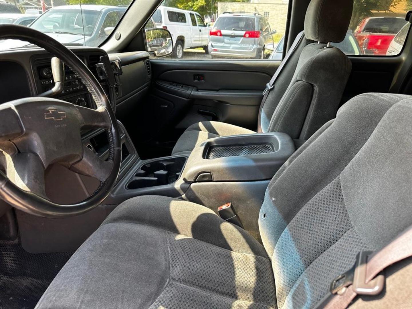 2004 GOLD CHEVROLET SILVERADO 1500 (1GCEK19Z24Z) with an 5.3L engine, Automatic transmission, located at 1708 Broadway, Rockford, IL, 61104, (815) 397-5010, 42.252522, -89.069359 - Photo#6