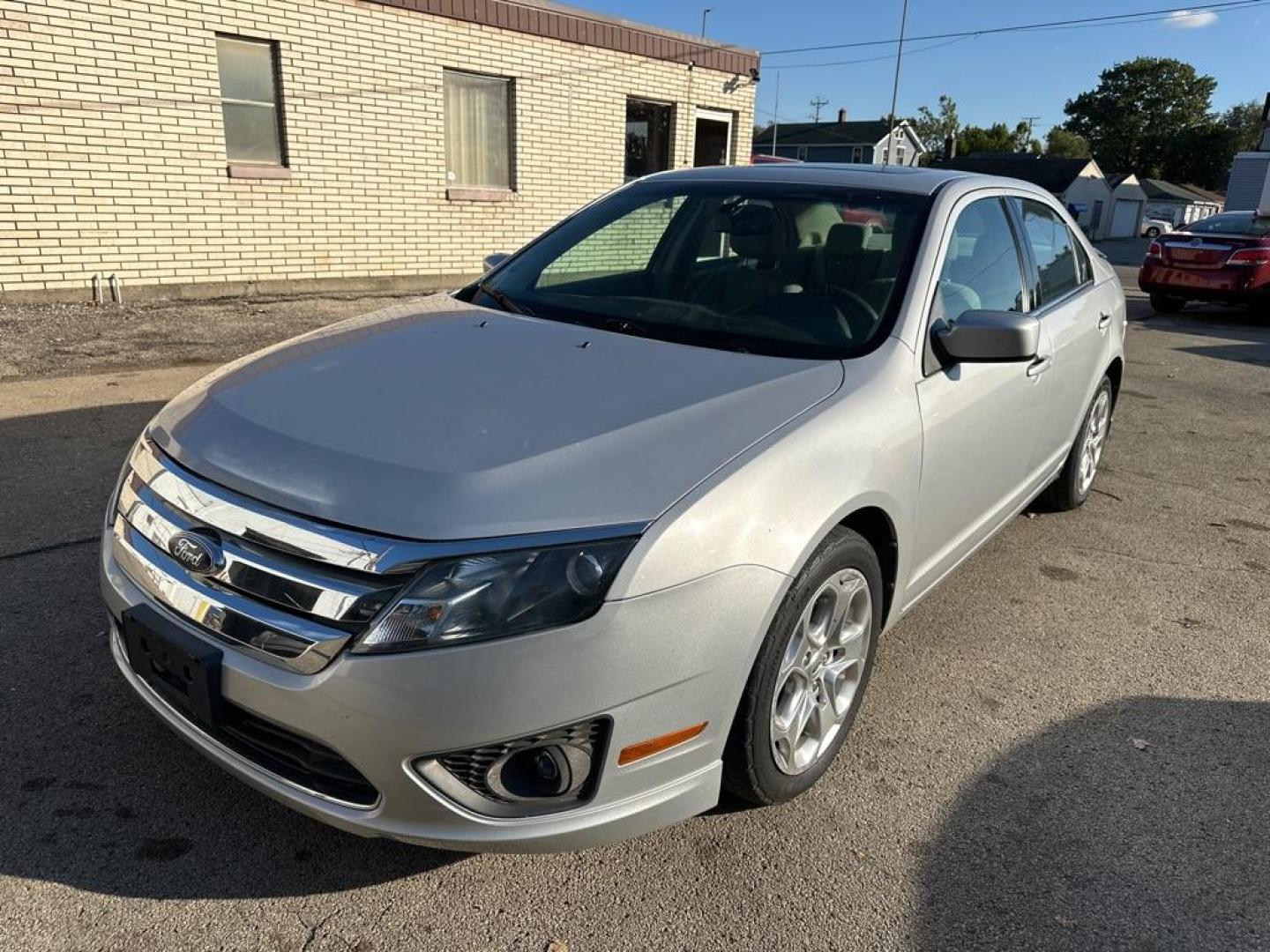 2010 SILVER FORD FUSION SE (3FAHP0HA7AR) with an 2.5L engine, Automatic transmission, located at 1708 Broadway, Rockford, IL, 61104, (815) 397-5010, 42.252522, -89.069359 - Photo#0