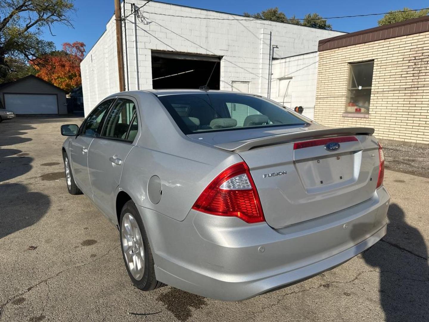 2010 SILVER FORD FUSION SE (3FAHP0HA7AR) with an 2.5L engine, Automatic transmission, located at 1708 Broadway, Rockford, IL, 61104, (815) 397-5010, 42.252522, -89.069359 - Photo#1