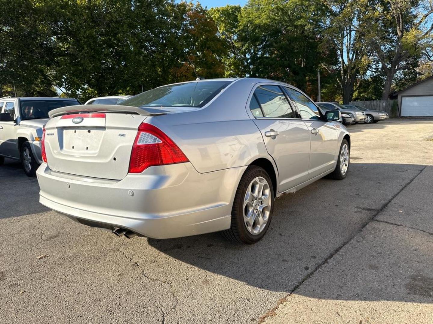 2010 SILVER FORD FUSION SE (3FAHP0HA7AR) with an 2.5L engine, Automatic transmission, located at 1708 Broadway, Rockford, IL, 61104, (815) 397-5010, 42.252522, -89.069359 - Photo#2