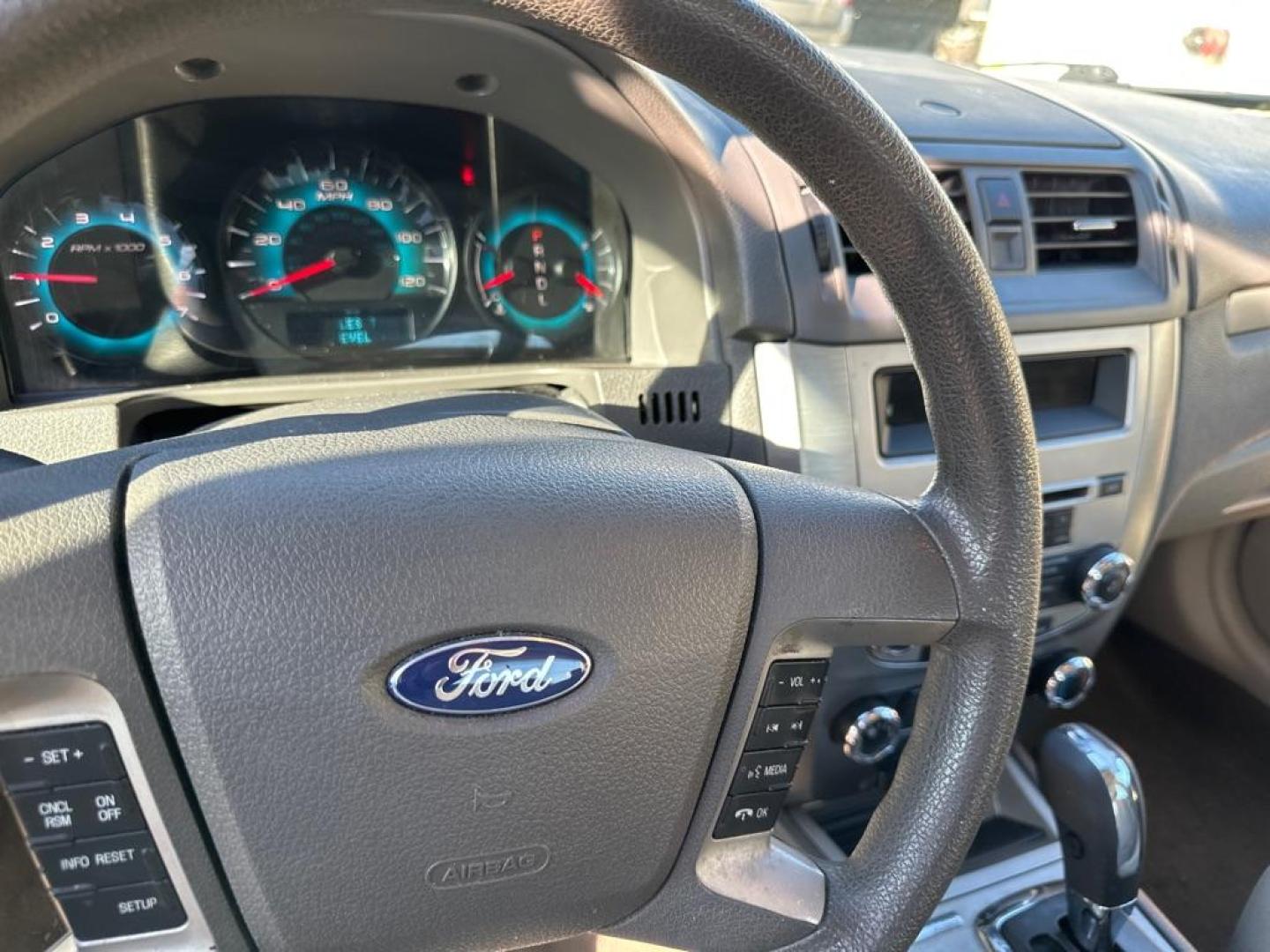 2010 SILVER FORD FUSION SE (3FAHP0HA7AR) with an 2.5L engine, Automatic transmission, located at 1708 Broadway, Rockford, IL, 61104, (815) 397-5010, 42.252522, -89.069359 - Photo#5