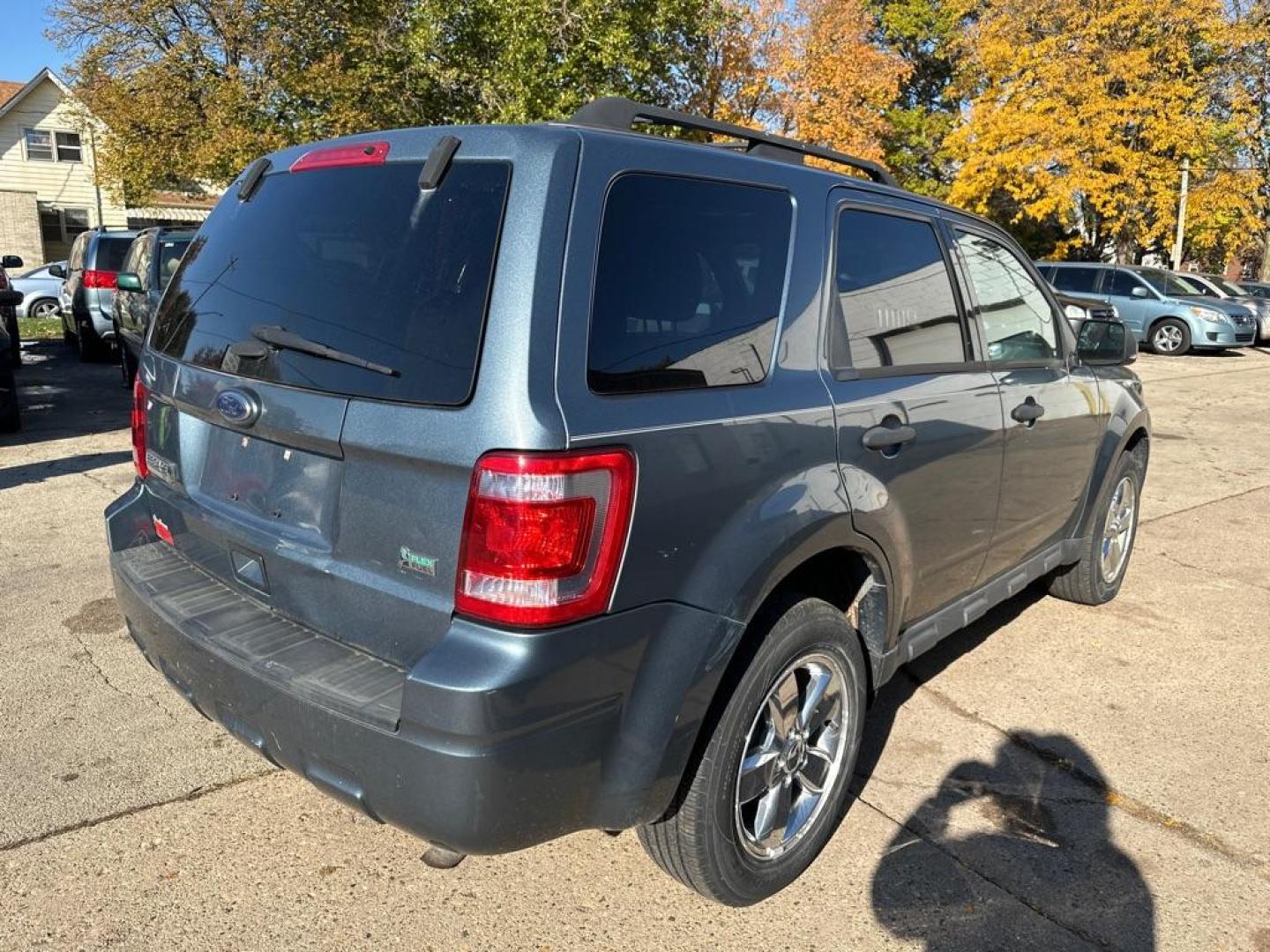 2012 BLUE FORD ESCAPE XLT (1FMCU0DG3CK) with an 3.0L engine, Automatic transmission, located at 1708 Broadway, Rockford, IL, 61104, (815) 397-5010, 42.252522, -89.069359 - Photo#2