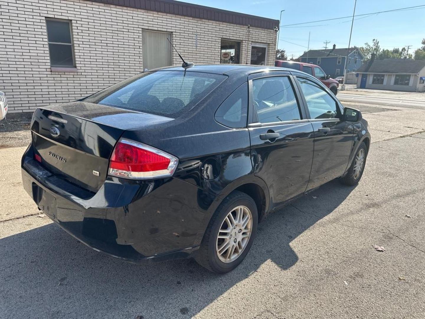 2011 BLACK FORD FOCUS SE (1FAHP3FN1BW) with an 2.0L engine, Automatic transmission, located at 1708 Broadway, Rockford, IL, 61104, (815) 397-5010, 42.252522, -89.069359 - Photo#2