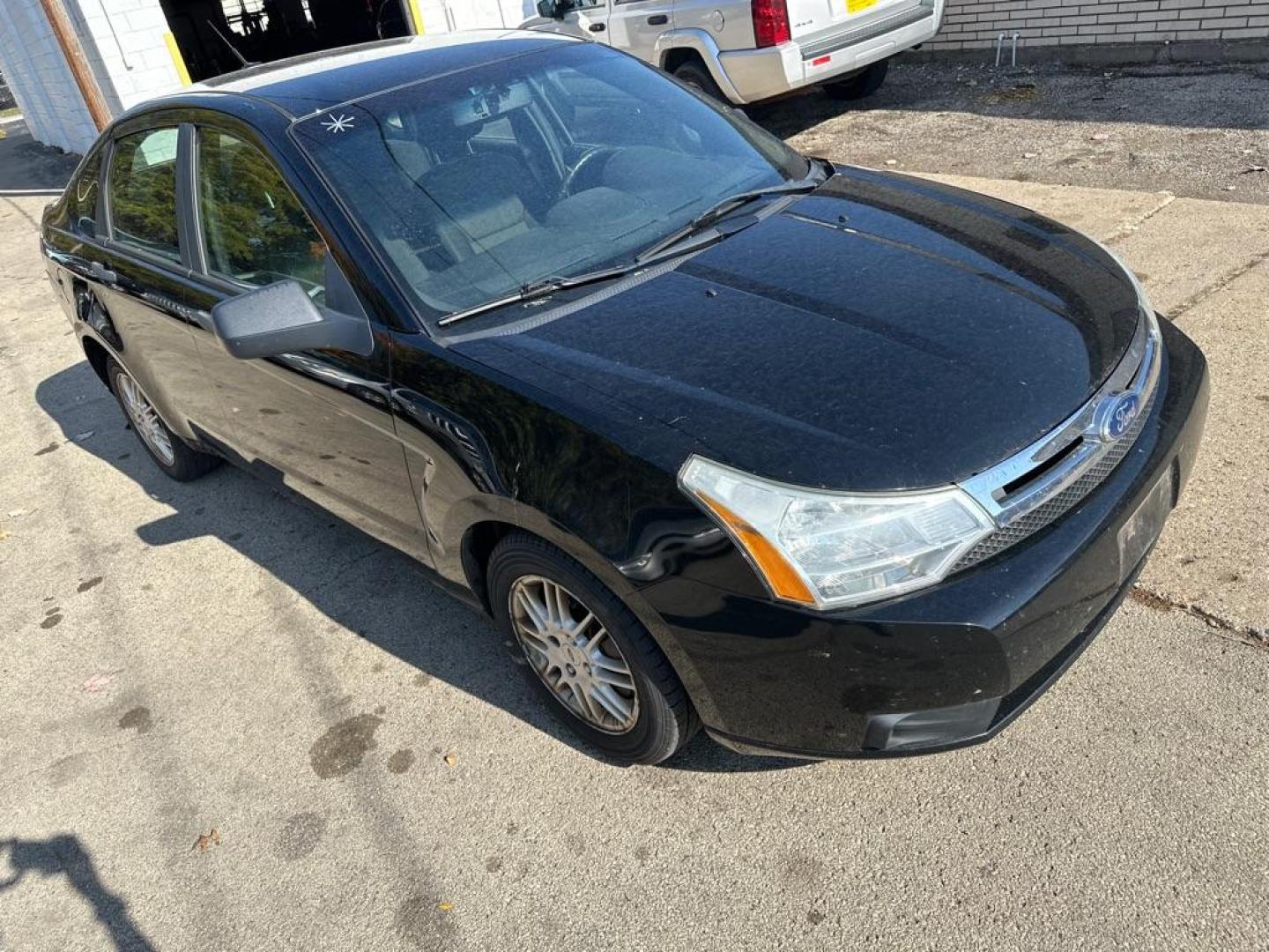 2011 BLACK FORD FOCUS SE (1FAHP3FN1BW) with an 2.0L engine, Automatic transmission, located at 1708 Broadway, Rockford, IL, 61104, (815) 397-5010, 42.252522, -89.069359 - Photo#3