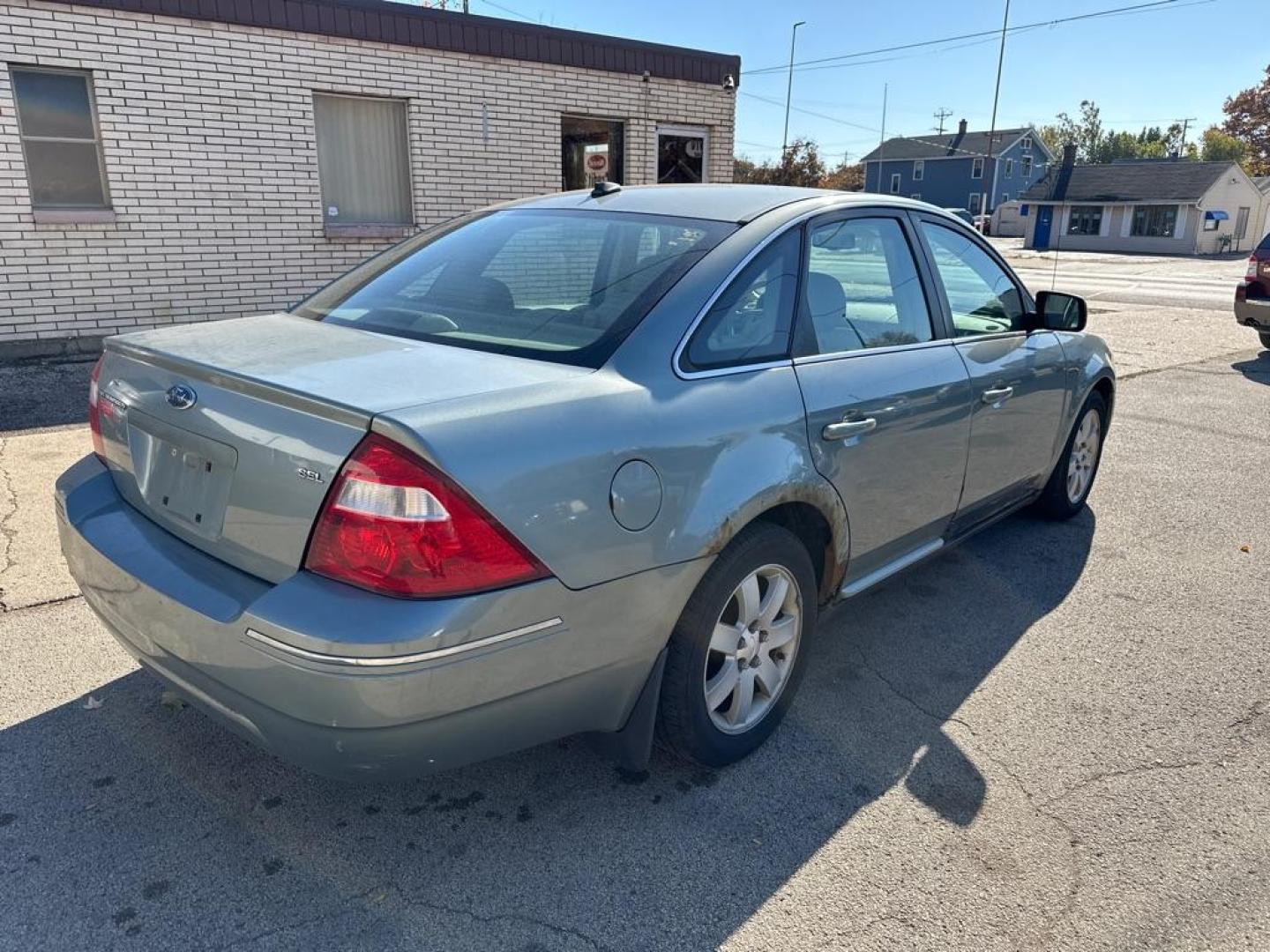 2007 GRAY FORD FIVE HUNDRED SEL (1FAFP24117G) with an 3.0L engine, Automatic transmission, located at 1708 Broadway, Rockford, IL, 61104, (815) 397-5010, 42.252522, -89.069359 - Photo#2