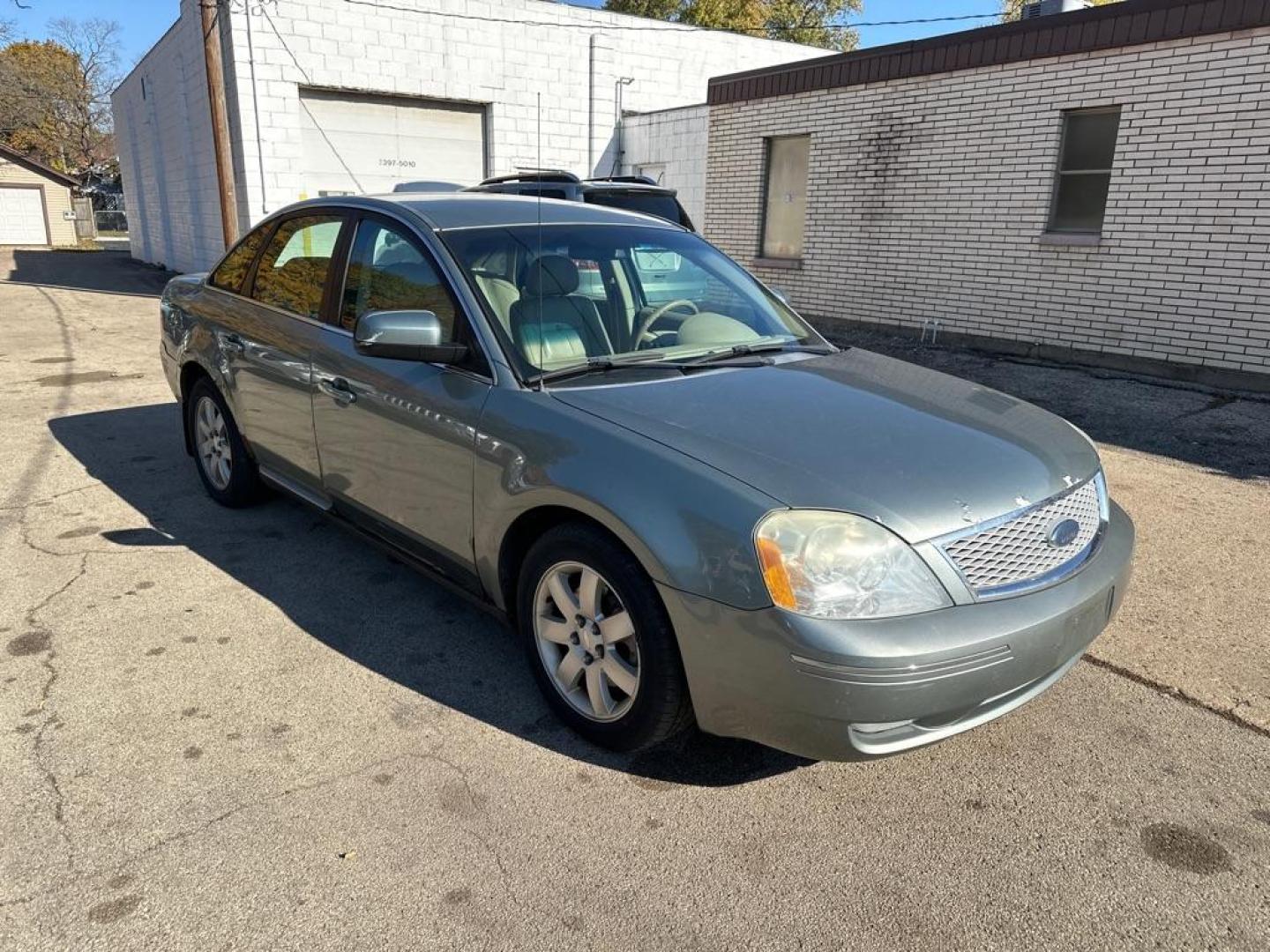 2007 GRAY FORD FIVE HUNDRED SEL (1FAFP24117G) with an 3.0L engine, Automatic transmission, located at 1708 Broadway, Rockford, IL, 61104, (815) 397-5010, 42.252522, -89.069359 - Photo#3