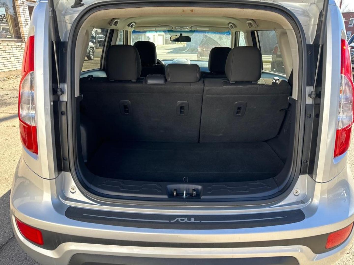 2012 SILVER KIA SOUL + (KNDJT2A62C7) with an 2.0L engine, Automatic transmission, located at 1708 Broadway, Rockford, IL, 61104, (815) 397-5010, 42.252522, -89.069359 - Photo#9