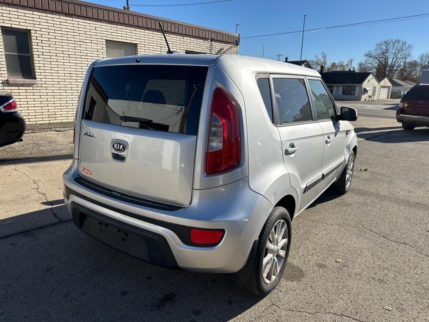 2012 SILVER KIA SOUL + (KNDJT2A62C7) with an 2.0L engine, Automatic transmission, located at 1708 Broadway, Rockford, IL, 61104, (815) 397-5010, 42.252522, -89.069359 - Photo#2