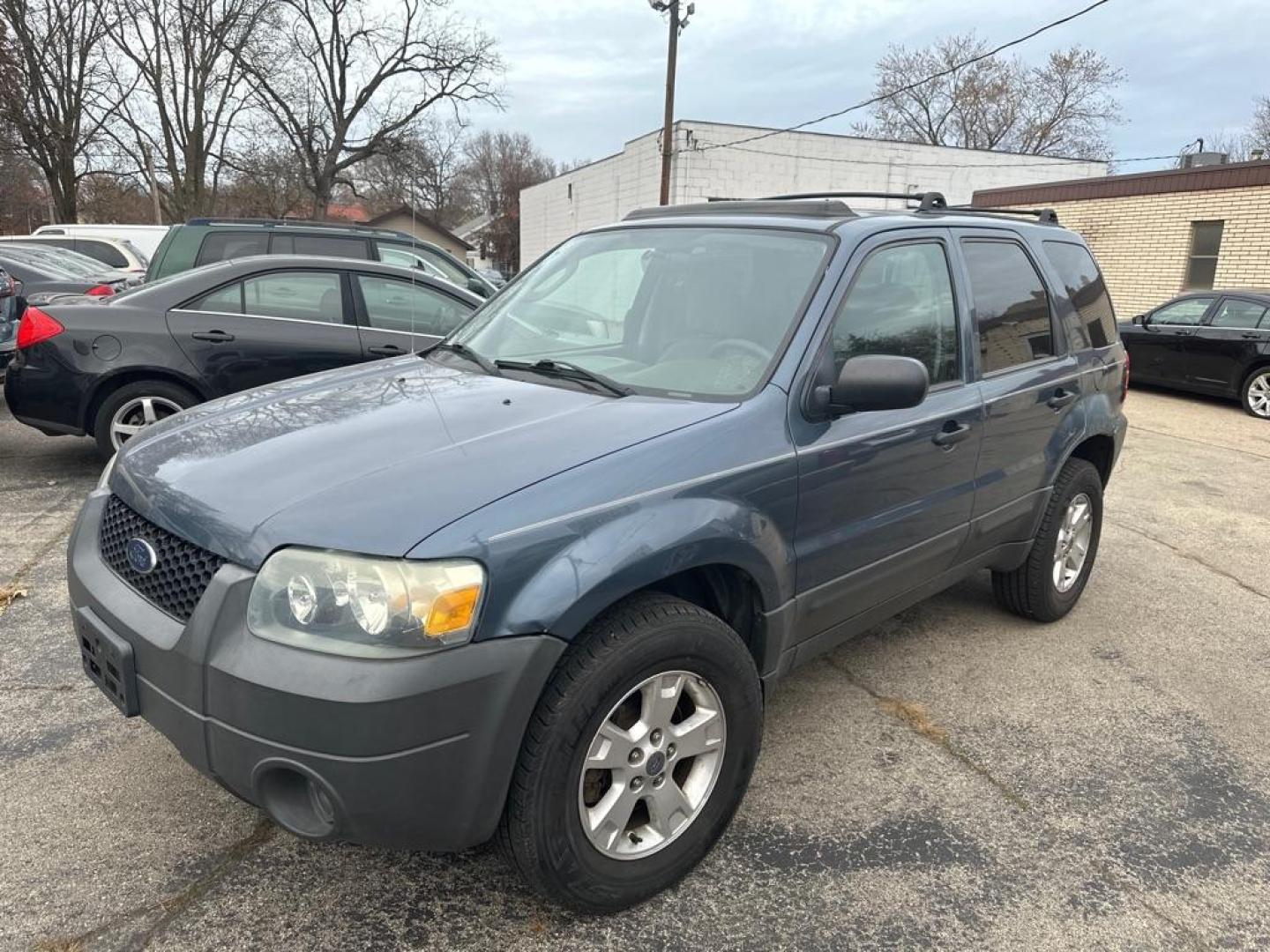 2005 BLUE FORD ESCAPE XLT (1FMYU93105K) with an 3.0L engine, Automatic transmission, located at 1708 Broadway, Rockford, IL, 61104, (815) 397-5010, 42.252522, -89.069359 - Photo#0