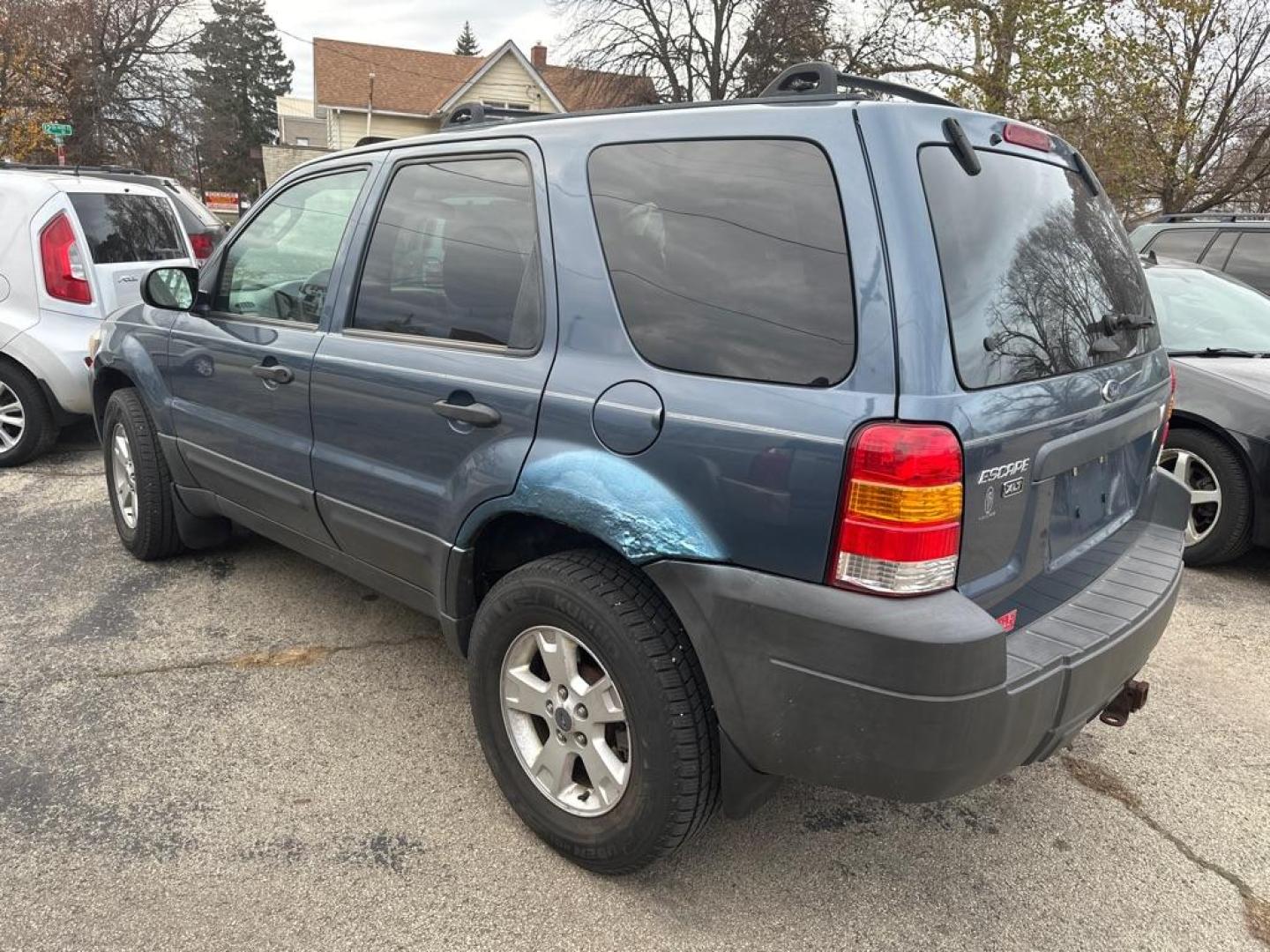 2005 BLUE FORD ESCAPE XLT (1FMYU93105K) with an 3.0L engine, Automatic transmission, located at 1708 Broadway, Rockford, IL, 61104, (815) 397-5010, 42.252522, -89.069359 - Photo#1