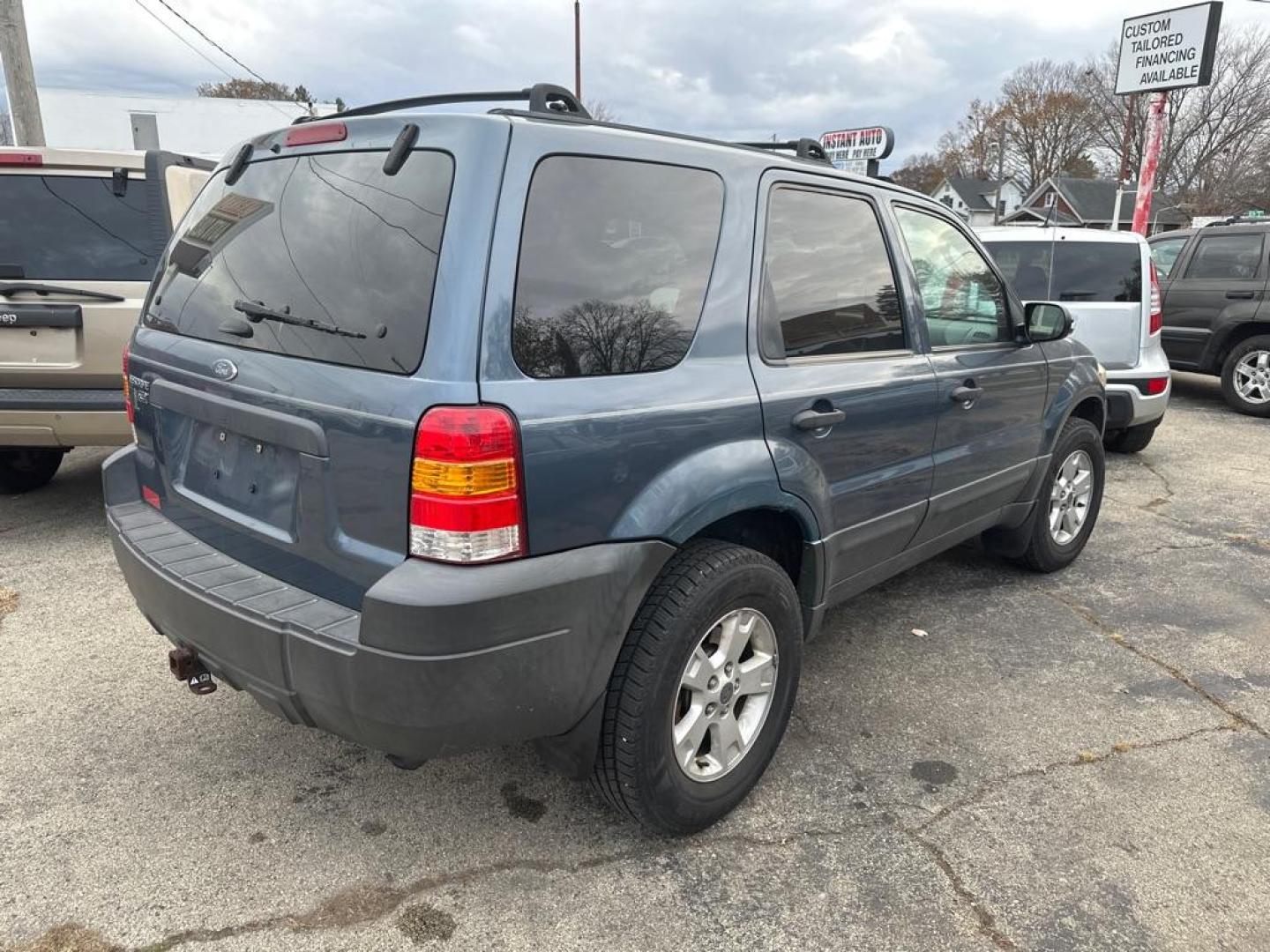 2005 BLUE FORD ESCAPE XLT (1FMYU93105K) with an 3.0L engine, Automatic transmission, located at 1708 Broadway, Rockford, IL, 61104, (815) 397-5010, 42.252522, -89.069359 - Photo#2