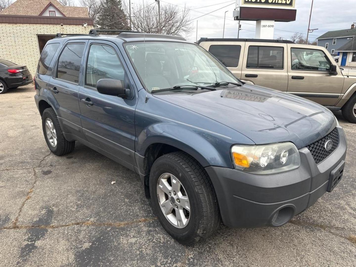 2005 BLUE FORD ESCAPE XLT (1FMYU93105K) with an 3.0L engine, Automatic transmission, located at 1708 Broadway, Rockford, IL, 61104, (815) 397-5010, 42.252522, -89.069359 - Photo#3