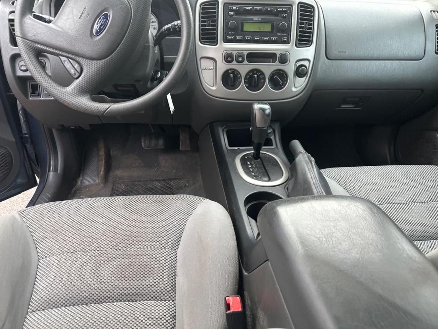 2005 BLUE FORD ESCAPE XLT (1FMYU93105K) with an 3.0L engine, Automatic transmission, located at 1708 Broadway, Rockford, IL, 61104, (815) 397-5010, 42.252522, -89.069359 - Photo#5