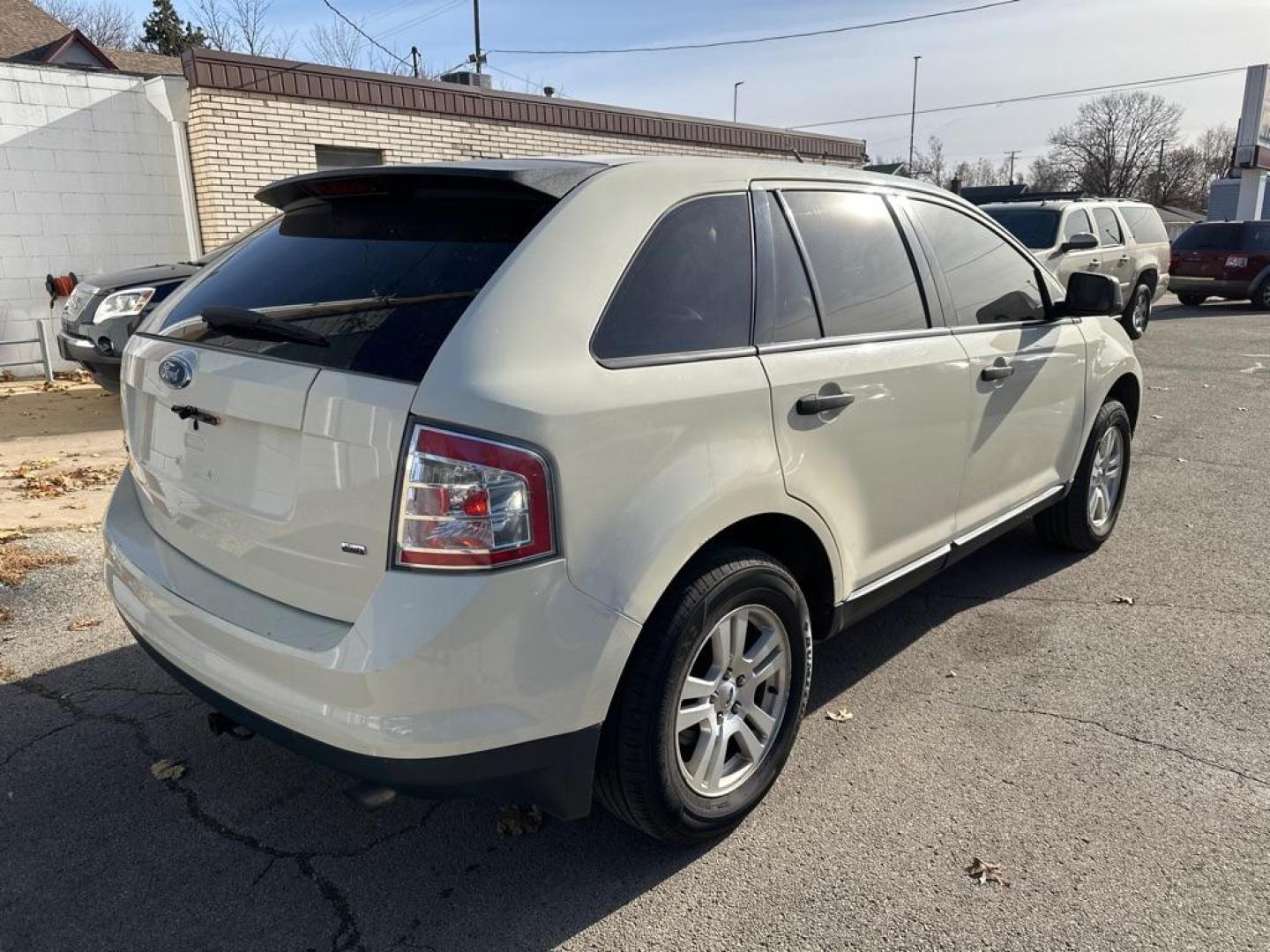 2007 WHITE FORD EDGE SE (2FMDK46C87B) with an 3.5L engine, Automatic transmission, located at 1708 Broadway, Rockford, IL, 61104, (815) 397-5010, 42.252522, -89.069359 - Photo#2