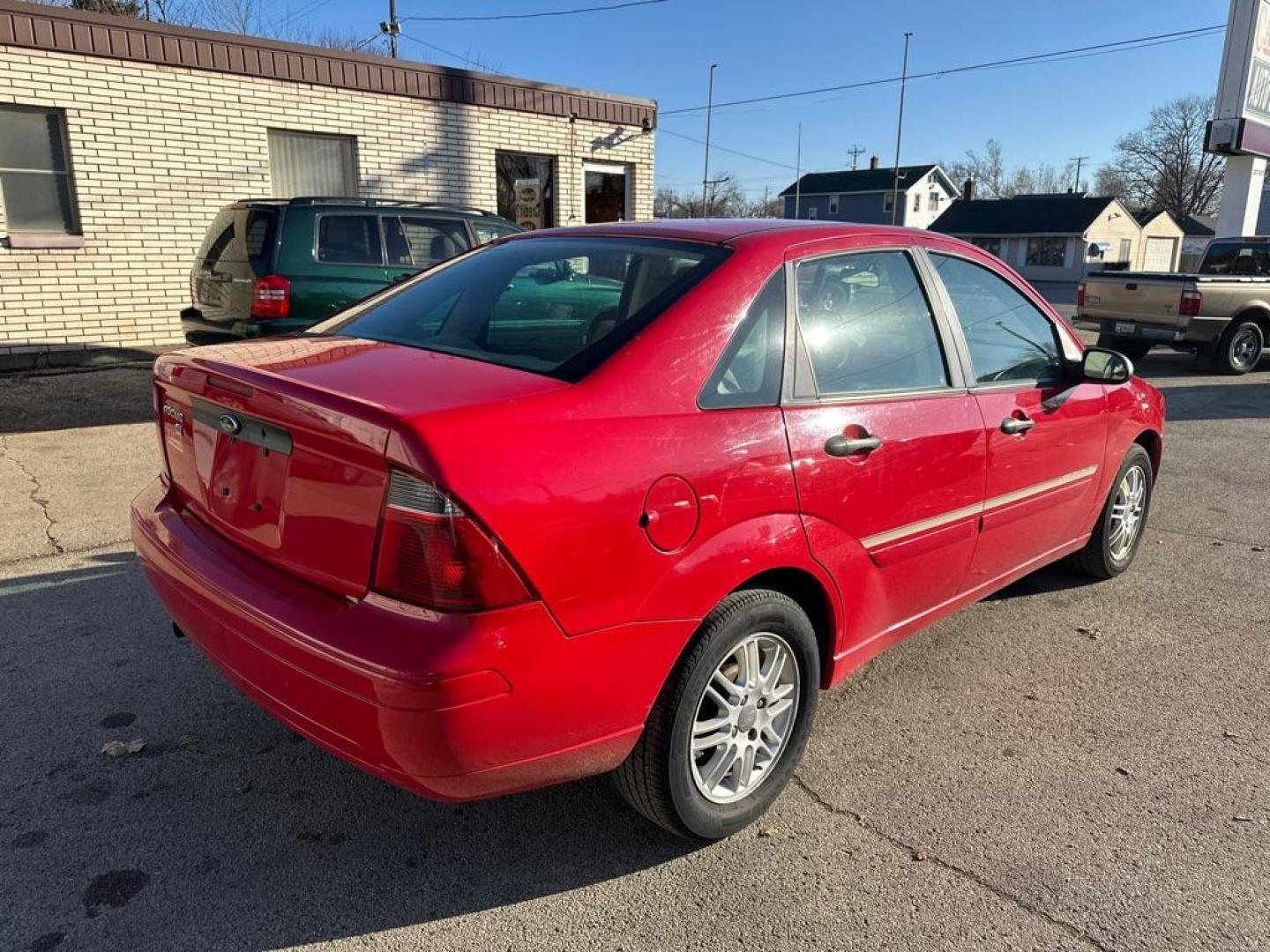 2007 RED FORD FOCUS ZX4 (1FAHP34N67W) with an 2.0L engine, Automatic transmission, located at 1708 Broadway, Rockford, IL, 61104, (815) 397-5010, 42.252522, -89.069359 - Photo#2