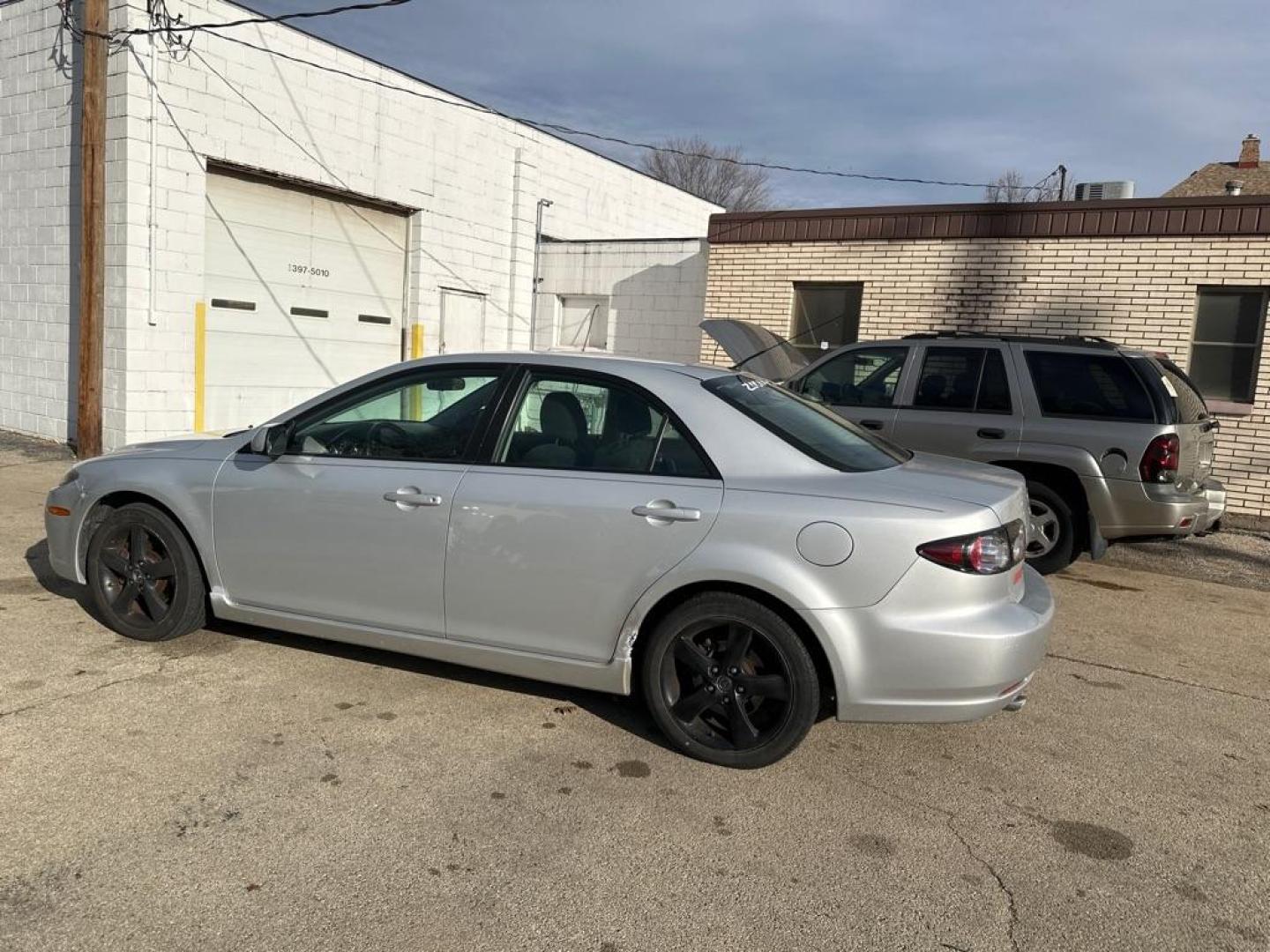 2008 SILVER MAZDA 6 I (1YVHP80C585) with an 2.3L engine, Automatic transmission, located at 1708 Broadway, Rockford, IL, 61104, (815) 397-5010, 42.252522, -89.069359 - Photo#1