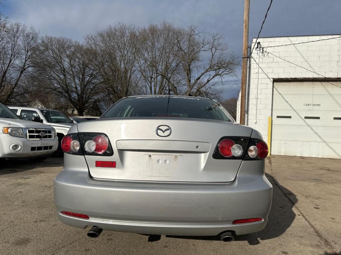 2008 SILVER MAZDA 6 I (1YVHP80C585) with an 2.3L engine, Automatic transmission, located at 1708 Broadway, Rockford, IL, 61104, (815) 397-5010, 42.252522, -89.069359 - Photo#2