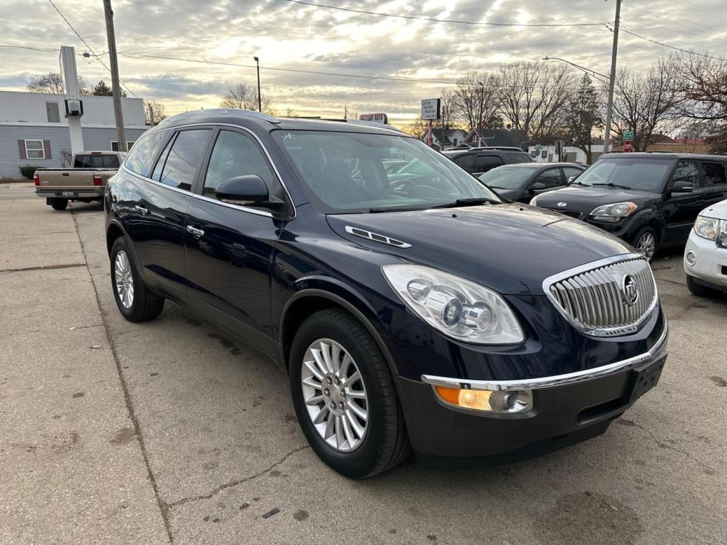 2011 BLUE BUICK ENCLAVE CXL (5GAKVBED5BJ) with an 3.6L engine, Automatic transmission, located at 1708 Broadway, Rockford, IL, 61104, (815) 397-5010, 42.252522, -89.069359 - Photo#3