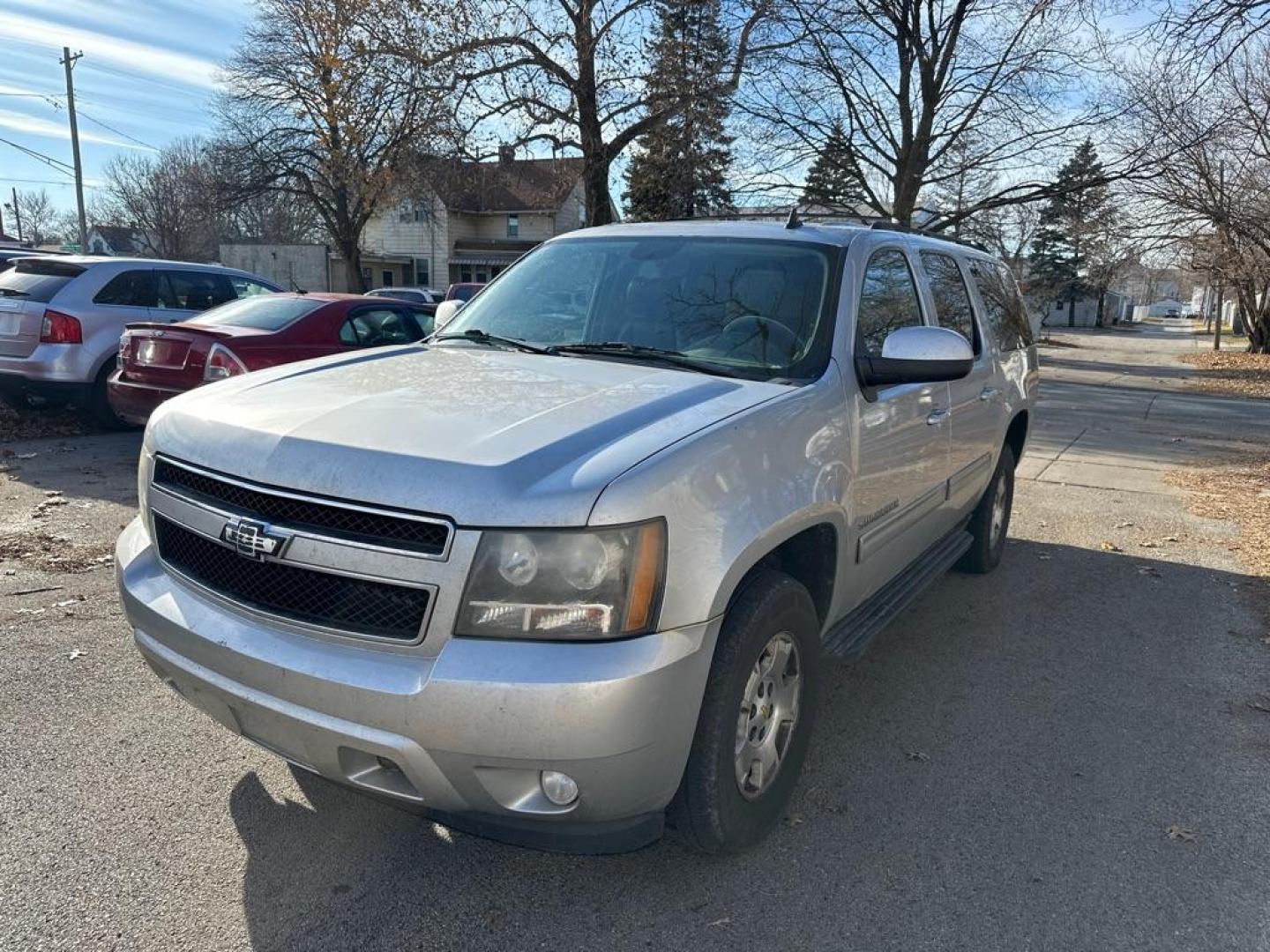 2011 SILVER CHEVROLET SUBURBAN 1500 LT (1GNSKJE35BR) with an 5.3L engine, Automatic transmission, located at 1708 Broadway, Rockford, IL, 61104, (815) 397-5010, 42.252522, -89.069359 - Photo#0