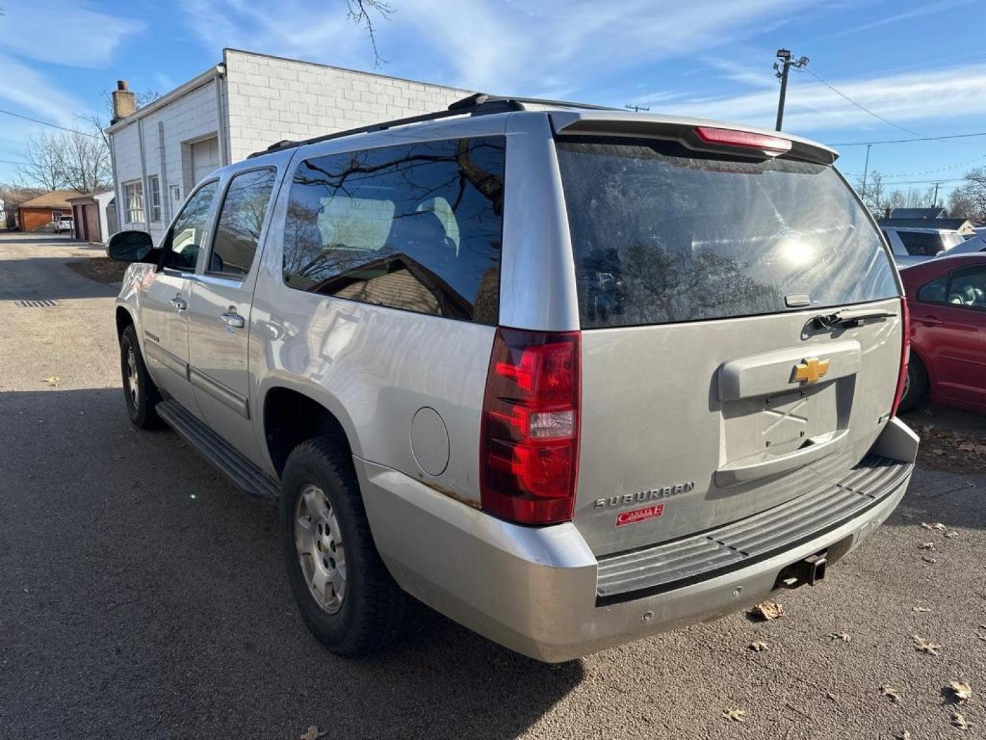 2011 SILVER CHEVROLET SUBURBAN 1500 LT (1GNSKJE35BR) with an 5.3L engine, Automatic transmission, located at 1708 Broadway, Rockford, IL, 61104, (815) 397-5010, 42.252522, -89.069359 - Photo#1