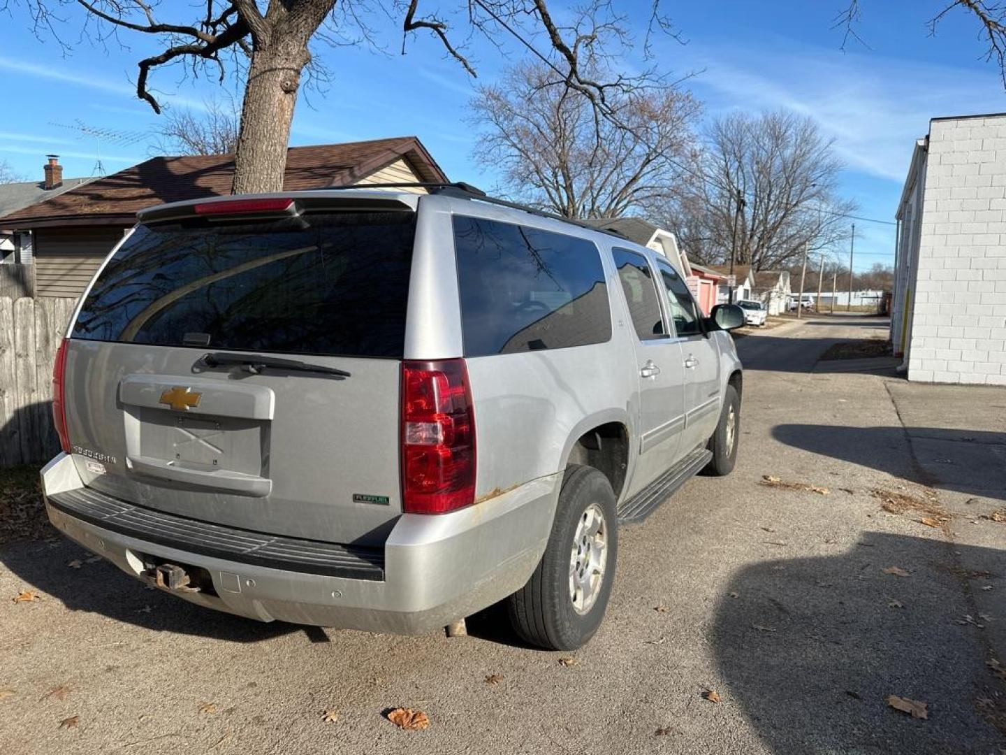 2011 SILVER CHEVROLET SUBURBAN 1500 LT (1GNSKJE35BR) with an 5.3L engine, Automatic transmission, located at 1708 Broadway, Rockford, IL, 61104, (815) 397-5010, 42.252522, -89.069359 - Photo#2