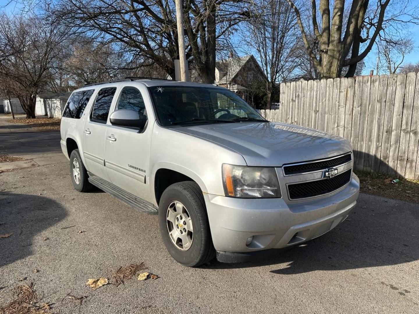 2011 SILVER CHEVROLET SUBURBAN 1500 LT (1GNSKJE35BR) with an 5.3L engine, Automatic transmission, located at 1708 Broadway, Rockford, IL, 61104, (815) 397-5010, 42.252522, -89.069359 - Photo#3