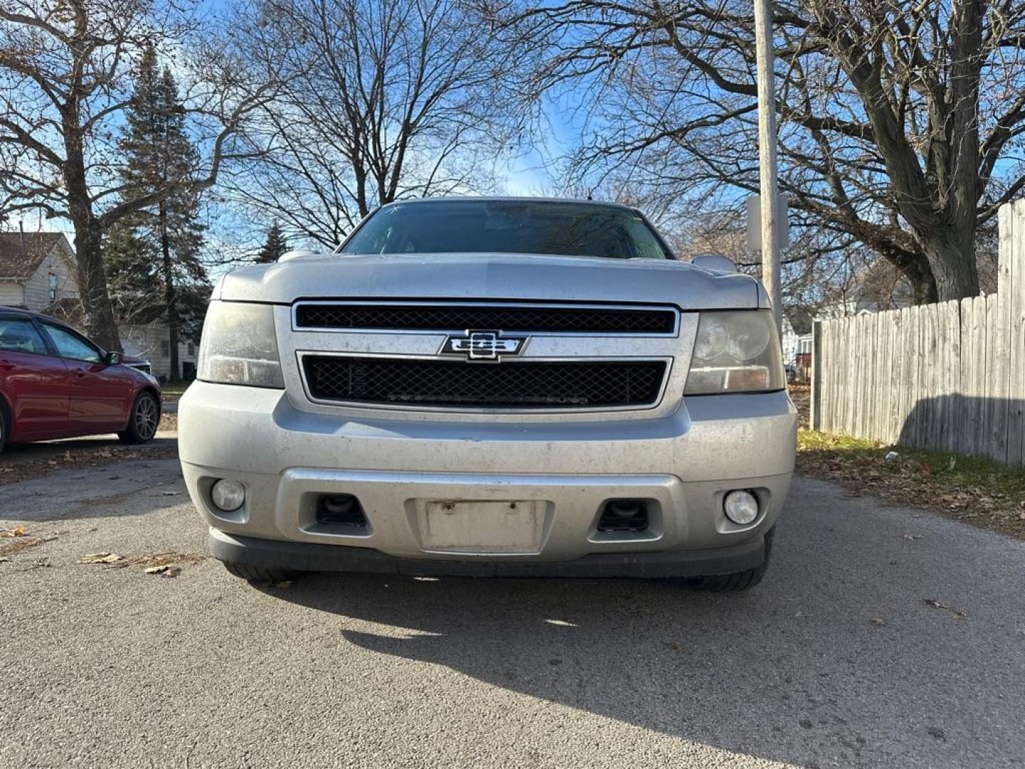 2011 SILVER CHEVROLET SUBURBAN 1500 LT (1GNSKJE35BR) with an 5.3L engine, Automatic transmission, located at 1708 Broadway, Rockford, IL, 61104, (815) 397-5010, 42.252522, -89.069359 - Photo#4