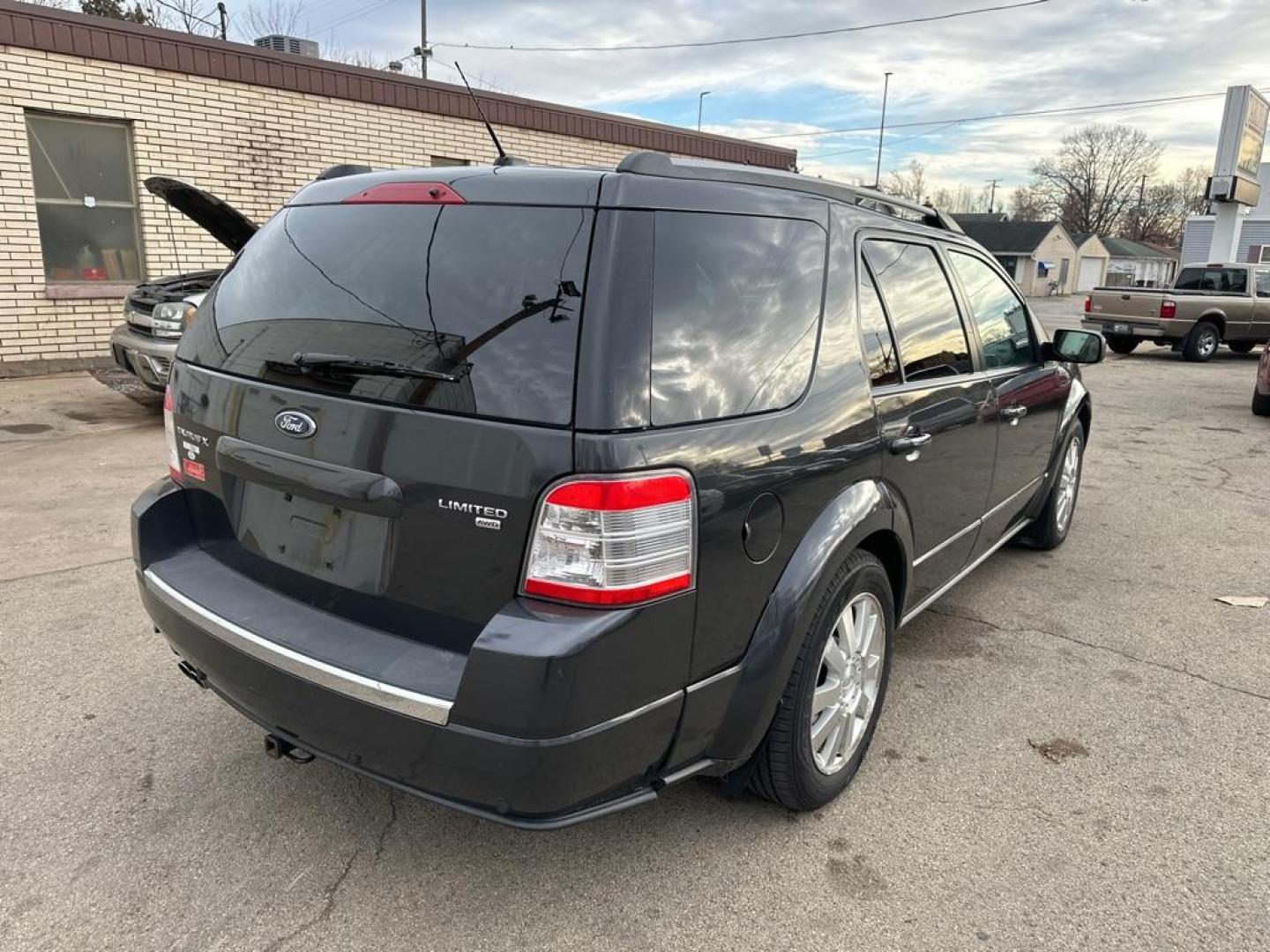 2008 GREY FORD TAURUS X LIMITED (1FMDK06W88G) with an 3.5L engine, Automatic transmission, located at 1708 Broadway, Rockford, IL, 61104, (815) 397-5010, 42.252522, -89.069359 - Photo#2