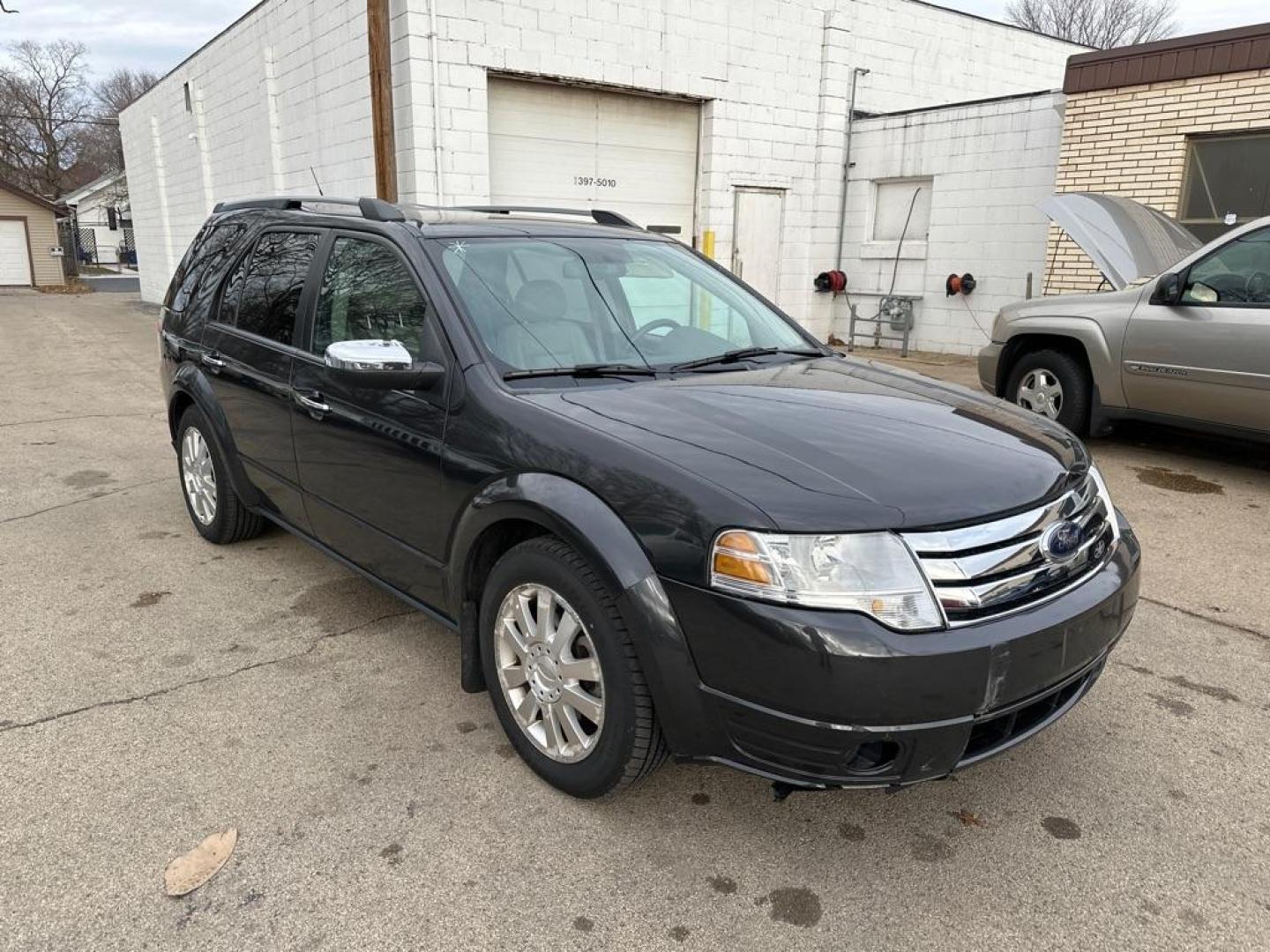 2008 GREY FORD TAURUS X LIMITED (1FMDK06W88G) with an 3.5L engine, Automatic transmission, located at 1708 Broadway, Rockford, IL, 61104, (815) 397-5010, 42.252522, -89.069359 - Photo#3