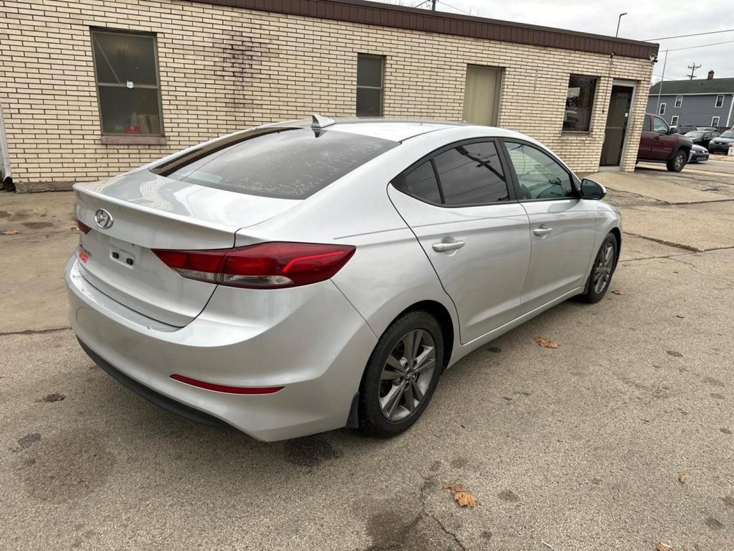 2018 SILVER HYUNDAI ELANTRA SEL (5NPD84LF0JH) with an 2.0L engine, Automatic transmission, located at 1708 Broadway, Rockford, IL, 61104, (815) 397-5010, 42.252522, -89.069359 - Photo#2