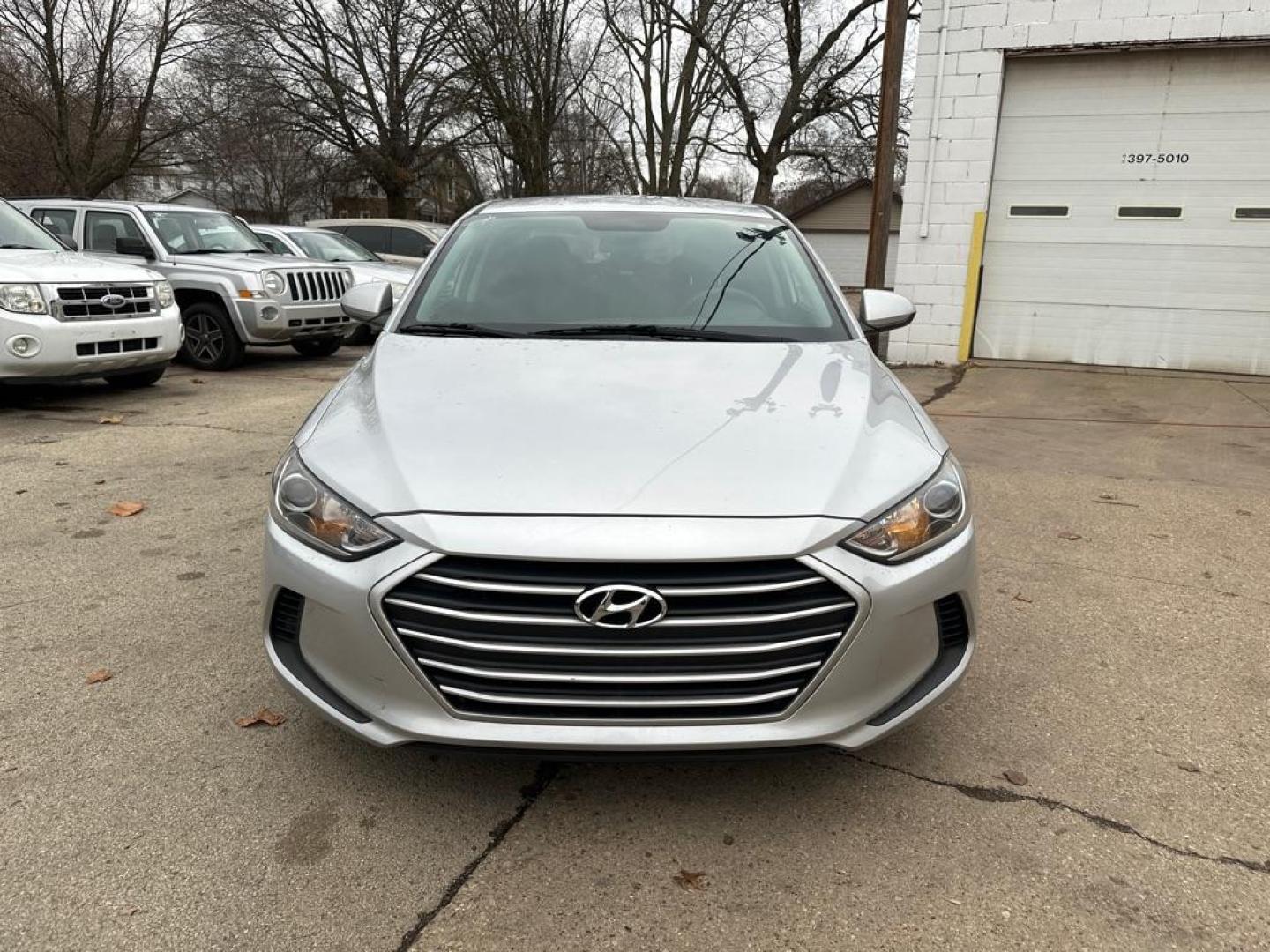 2018 SILVER HYUNDAI ELANTRA SEL (5NPD84LF0JH) with an 2.0L engine, Automatic transmission, located at 1708 Broadway, Rockford, IL, 61104, (815) 397-5010, 42.252522, -89.069359 - Photo#4