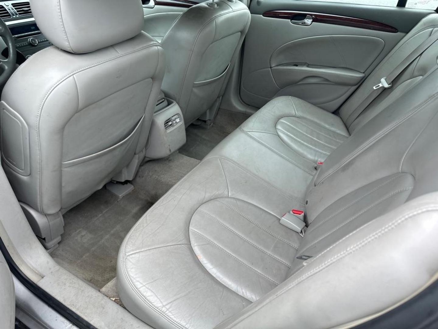 2007 SILVER BUICK LUCERNE CXL (1G4HD57217U) with an 3.8L engine, Automatic transmission, located at 1708 Broadway, Rockford, IL, 61104, (815) 397-5010, 42.252522, -89.069359 - Photo#4