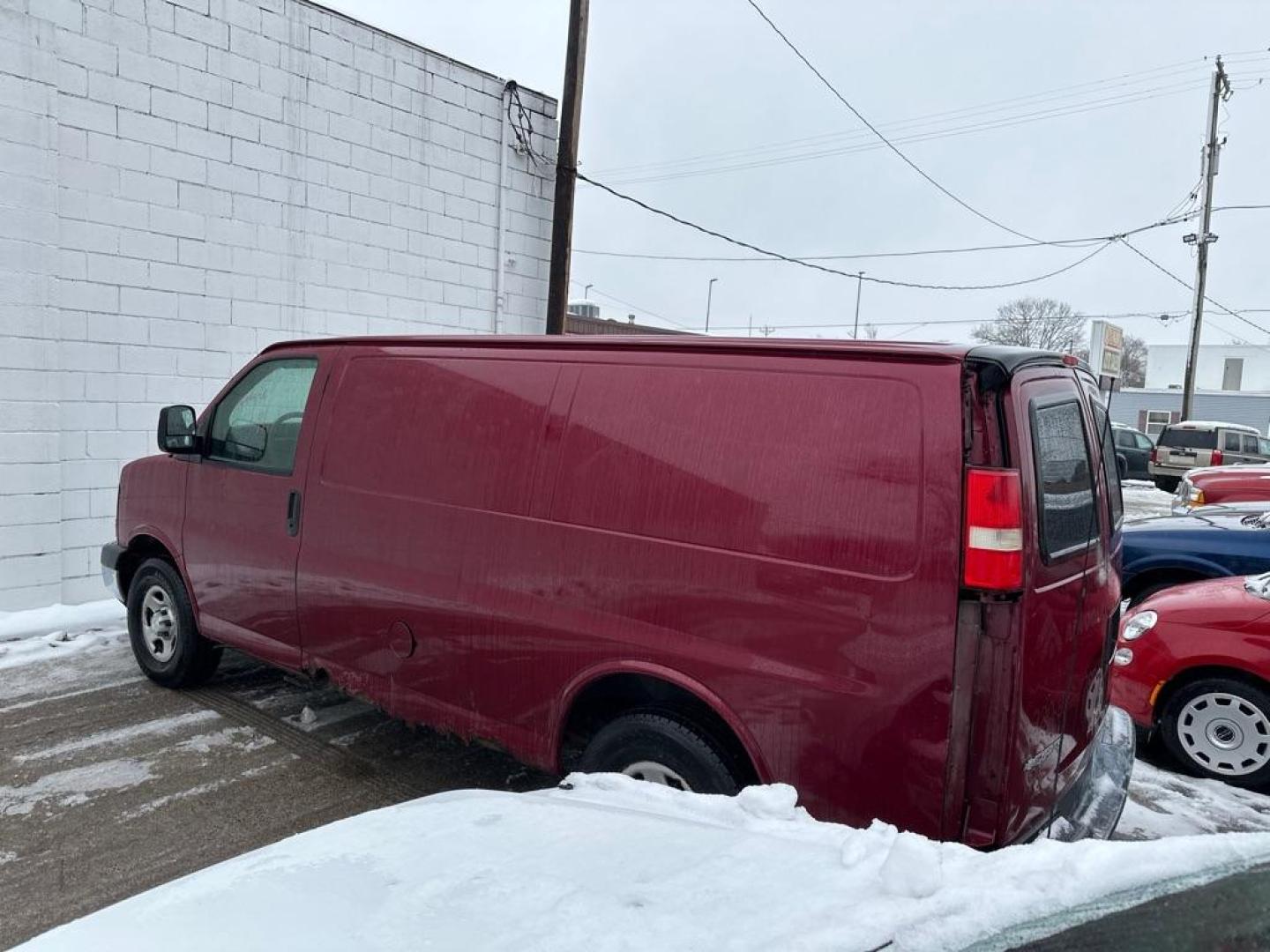 2008 RED CHEVROLET EXPRESS G1500 (1GCFG154181) with an 5.3L engine, Automatic transmission, located at 1708 Broadway, Rockford, IL, 61104, (815) 397-5010, 42.252522, -89.069359 - Photo#1