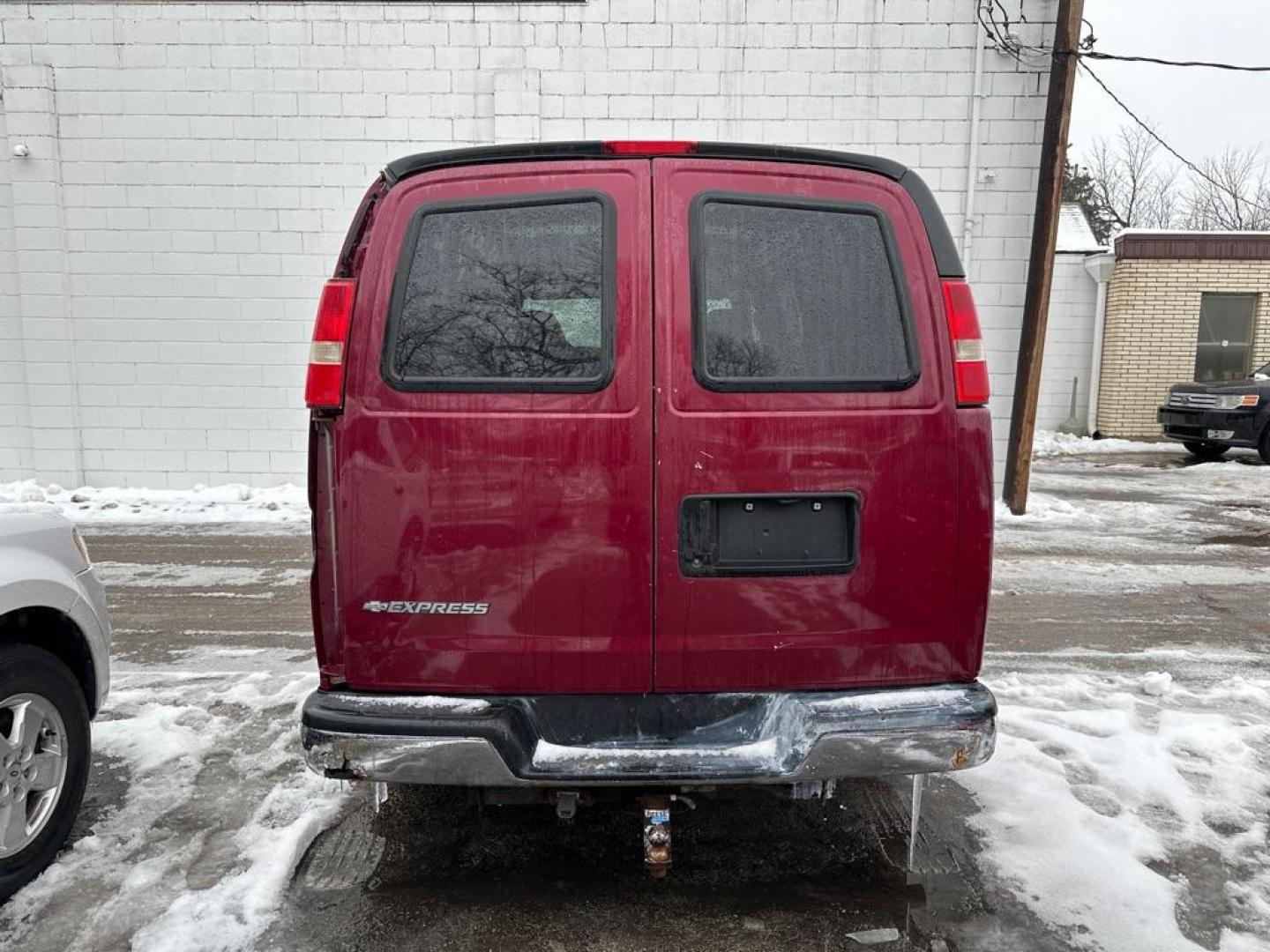 2008 RED CHEVROLET EXPRESS G1500 (1GCFG154181) with an 5.3L engine, Automatic transmission, located at 1708 Broadway, Rockford, IL, 61104, (815) 397-5010, 42.252522, -89.069359 - Photo#2