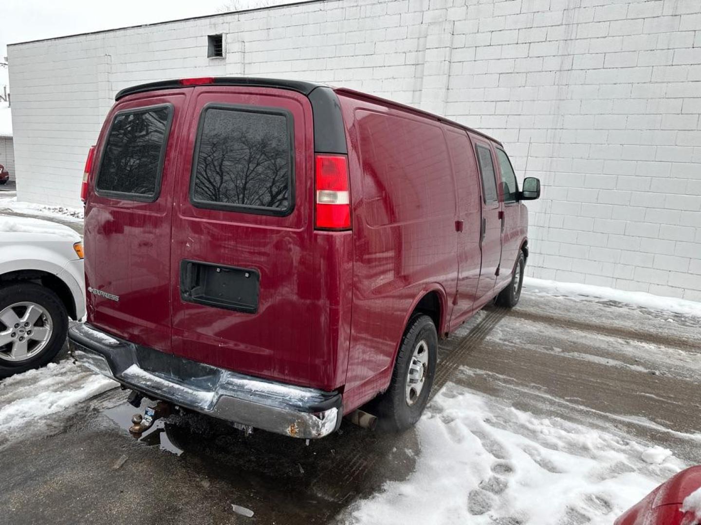 2008 RED CHEVROLET EXPRESS G1500 (1GCFG154181) with an 5.3L engine, Automatic transmission, located at 1708 Broadway, Rockford, IL, 61104, (815) 397-5010, 42.252522, -89.069359 - Photo#3