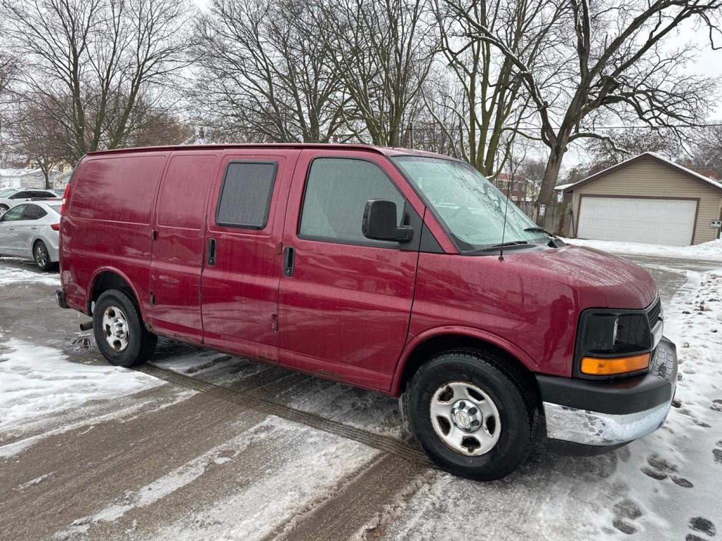 2008 RED CHEVROLET EXPRESS G1500 (1GCFG154181) with an 5.3L engine, Automatic transmission, located at 1708 Broadway, Rockford, IL, 61104, (815) 397-5010, 42.252522, -89.069359 - Photo#4