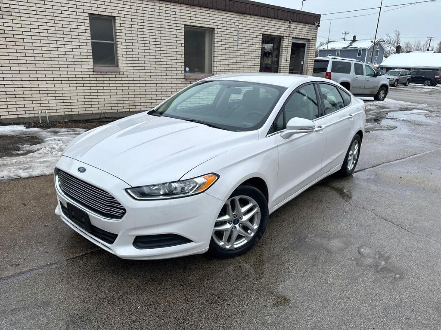 2013 WHITE FORD FUSION SE (3FA6P0H7XDR) with an 2.5L engine, Automatic transmission, located at 1708 Broadway, Rockford, IL, 61104, (815) 397-5010, 42.252522, -89.069359 - Photo#0