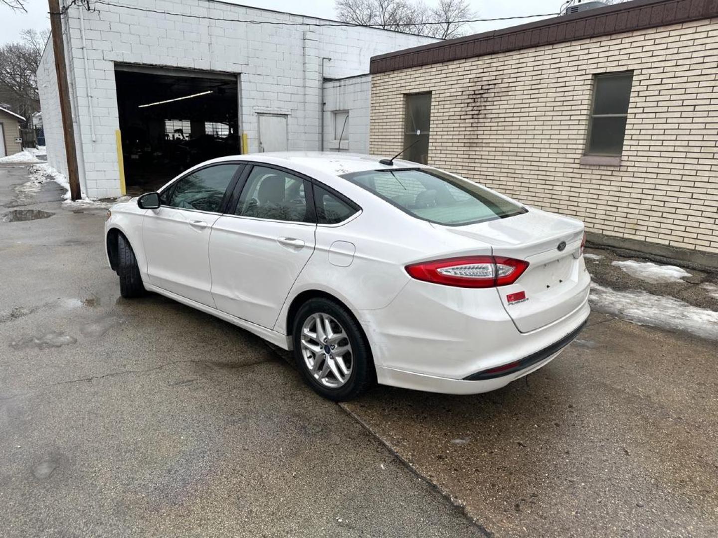 2013 WHITE FORD FUSION SE (3FA6P0H7XDR) with an 2.5L engine, Automatic transmission, located at 1708 Broadway, Rockford, IL, 61104, (815) 397-5010, 42.252522, -89.069359 - Photo#1