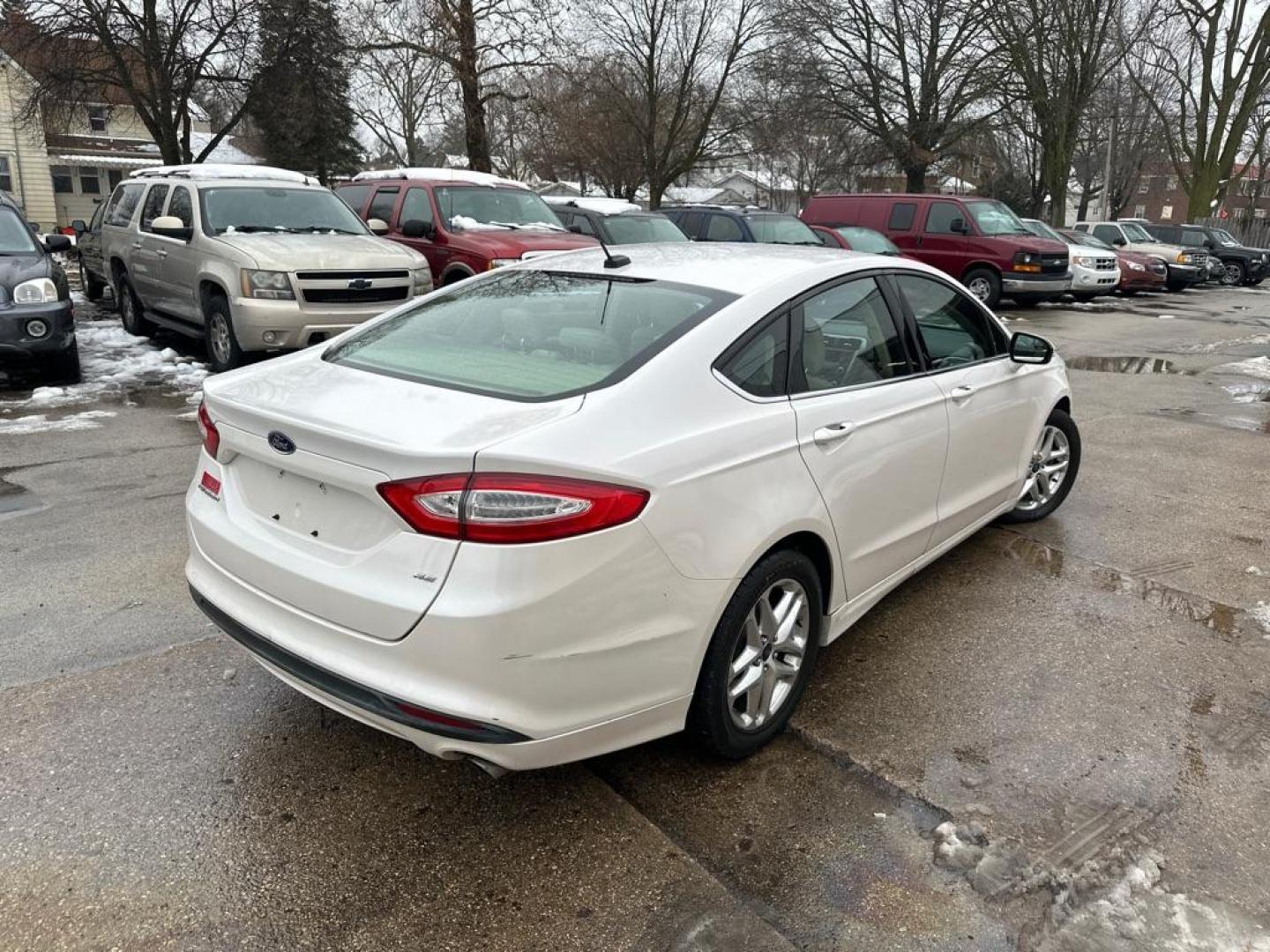 2013 WHITE FORD FUSION SE (3FA6P0H7XDR) with an 2.5L engine, Automatic transmission, located at 1708 Broadway, Rockford, IL, 61104, (815) 397-5010, 42.252522, -89.069359 - Photo#2