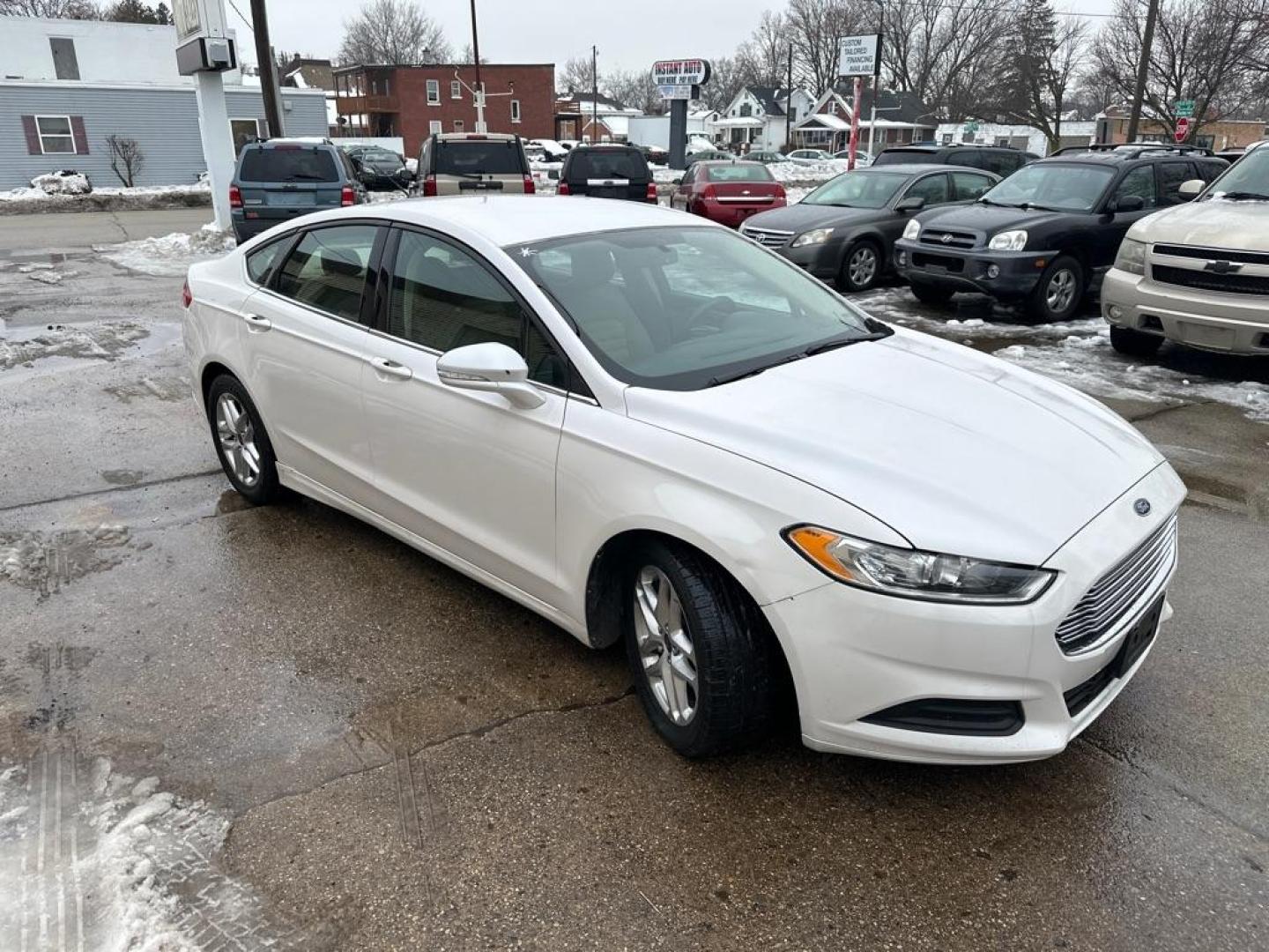 2013 WHITE FORD FUSION SE (3FA6P0H7XDR) with an 2.5L engine, Automatic transmission, located at 1708 Broadway, Rockford, IL, 61104, (815) 397-5010, 42.252522, -89.069359 - Photo#3