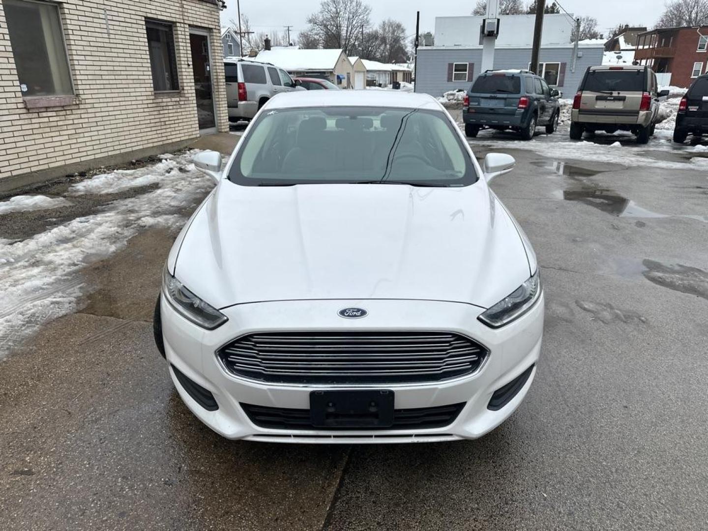 2013 WHITE FORD FUSION SE (3FA6P0H7XDR) with an 2.5L engine, Automatic transmission, located at 1708 Broadway, Rockford, IL, 61104, (815) 397-5010, 42.252522, -89.069359 - Photo#4