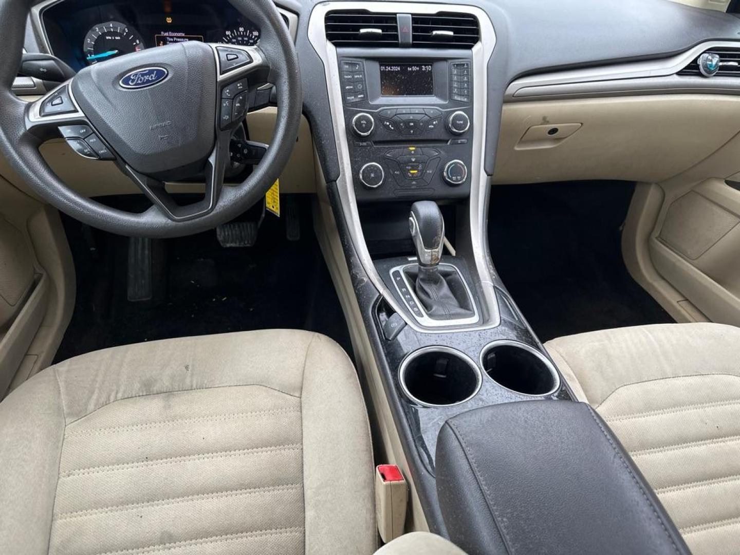 2013 WHITE FORD FUSION SE (3FA6P0H7XDR) with an 2.5L engine, Automatic transmission, located at 1708 Broadway, Rockford, IL, 61104, (815) 397-5010, 42.252522, -89.069359 - Photo#6