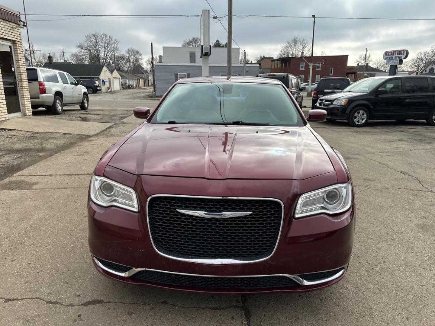 2016 RED CHRYSLER 300 LIMITED (2C3CCAAG2GH) with an 3.6L engine, Automatic transmission, located at 1708 Broadway, Rockford, IL, 61104, (815) 397-5010, 42.252522, -89.069359 - Photo#4