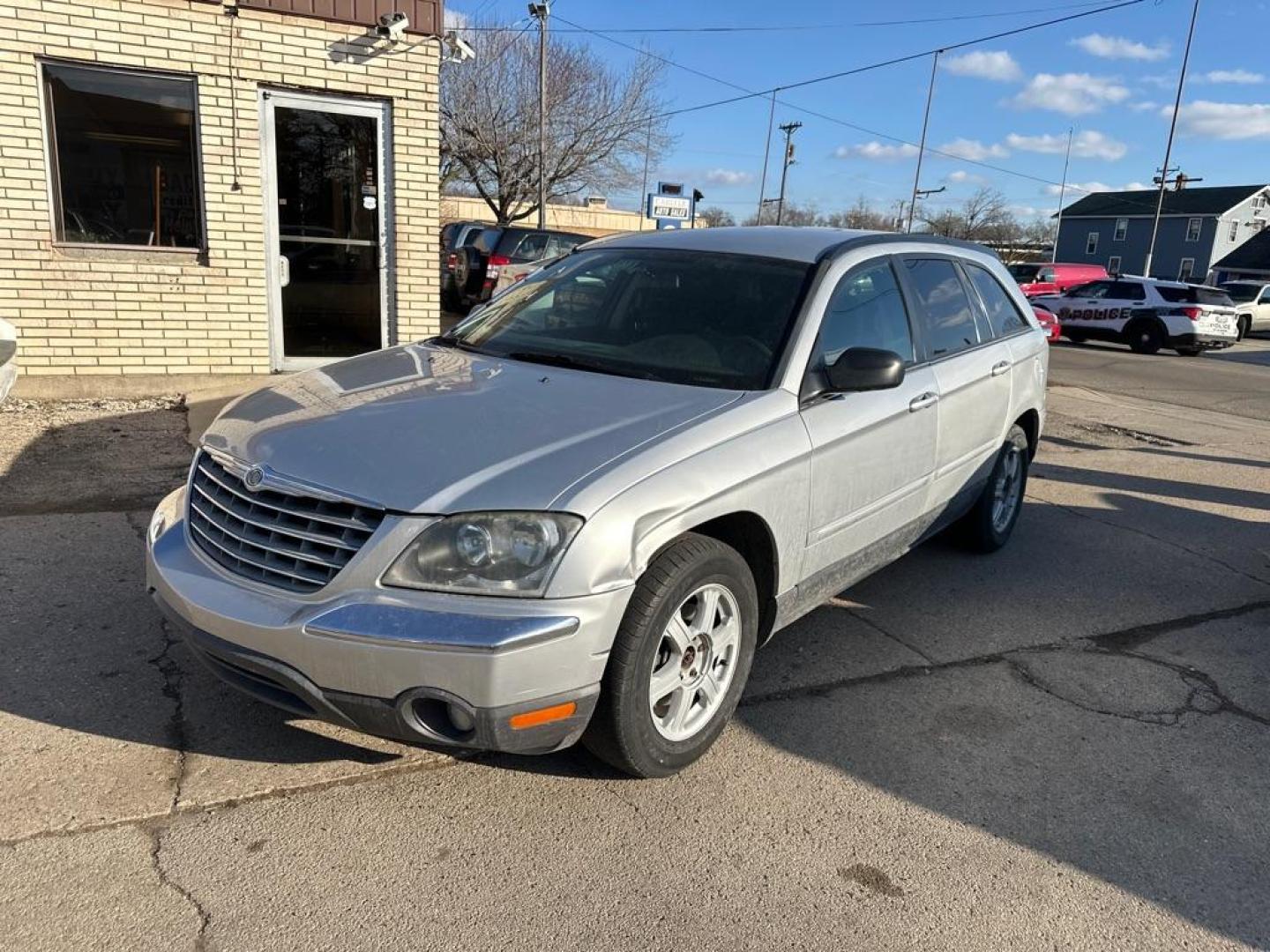 2005 SILVER CHRYSLER PACIFICA TOURING (2C4GM68445R) with an 3.5L engine, Automatic transmission, located at 1708 Broadway, Rockford, IL, 61104, (815) 397-5010, 42.252522, -89.069359 - Photo#0