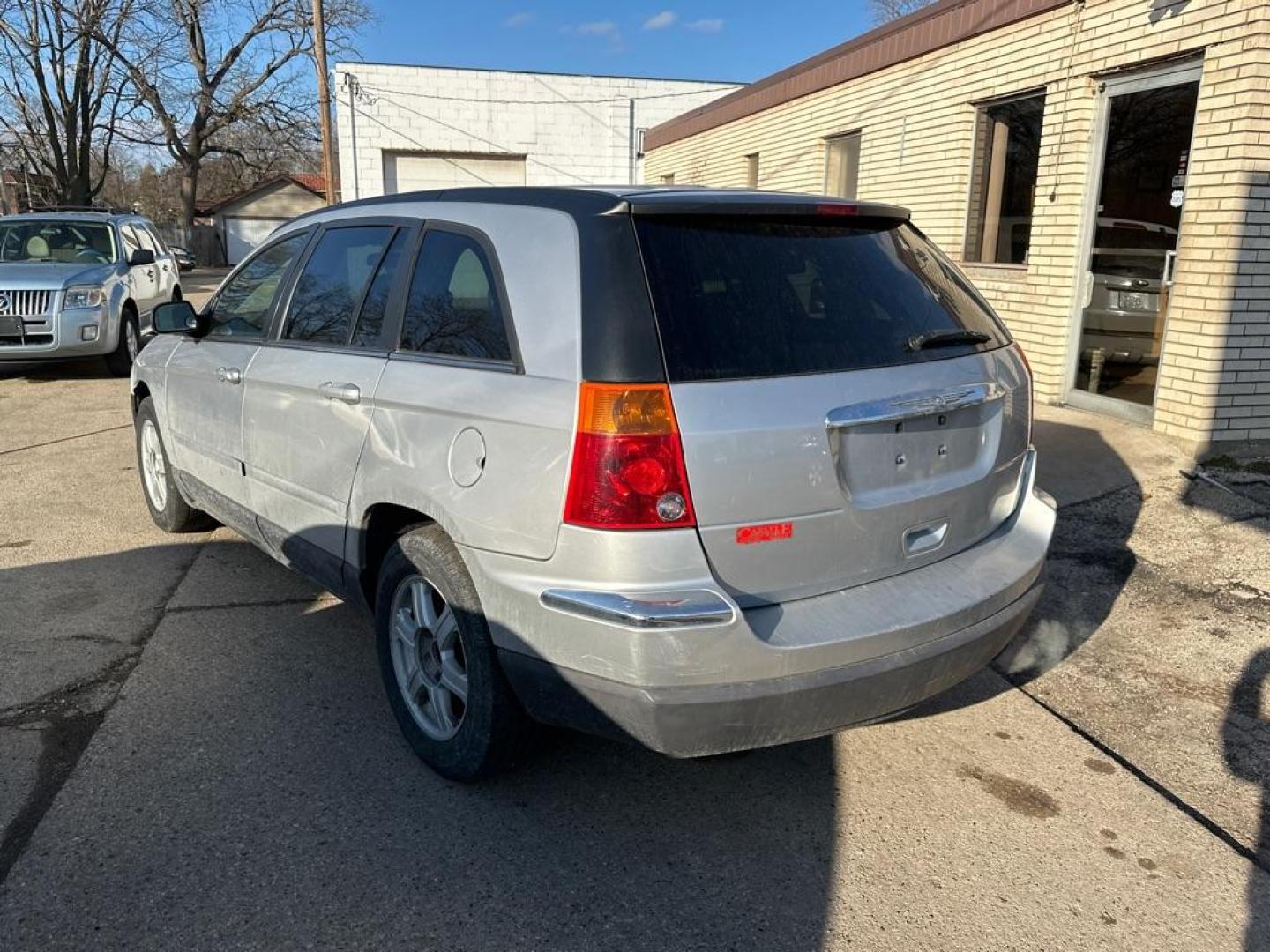 2005 SILVER CHRYSLER PACIFICA TOURING (2C4GM68445R) with an 3.5L engine, Automatic transmission, located at 1708 Broadway, Rockford, IL, 61104, (815) 397-5010, 42.252522, -89.069359 - Photo#1