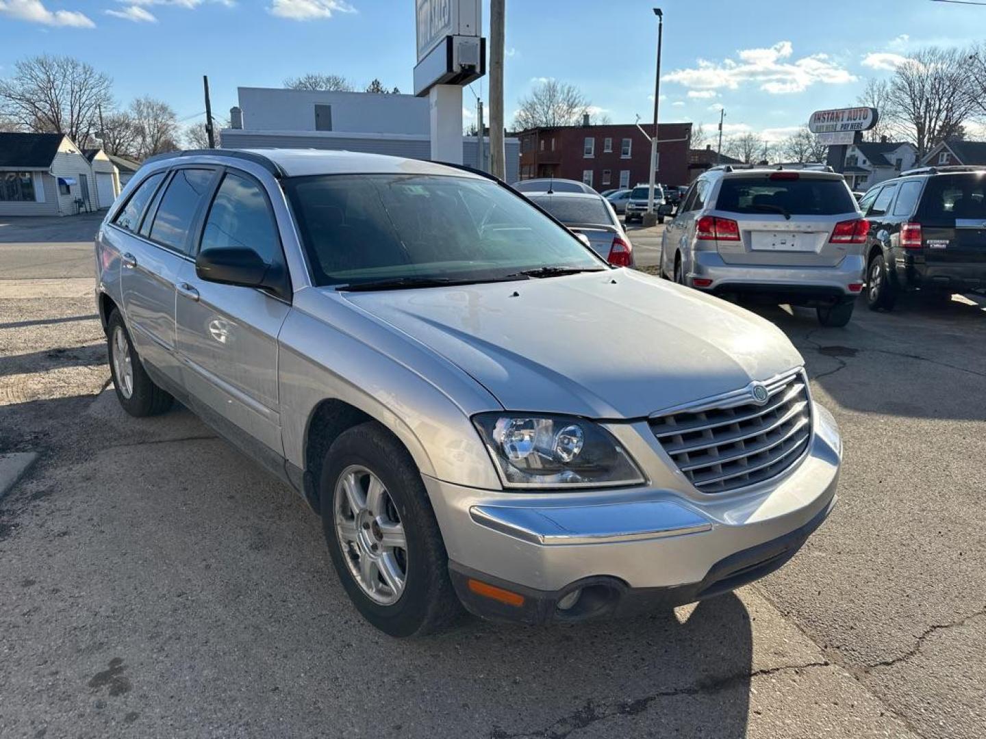 2005 SILVER CHRYSLER PACIFICA TOURING (2C4GM68445R) with an 3.5L engine, Automatic transmission, located at 1708 Broadway, Rockford, IL, 61104, (815) 397-5010, 42.252522, -89.069359 - Photo#3